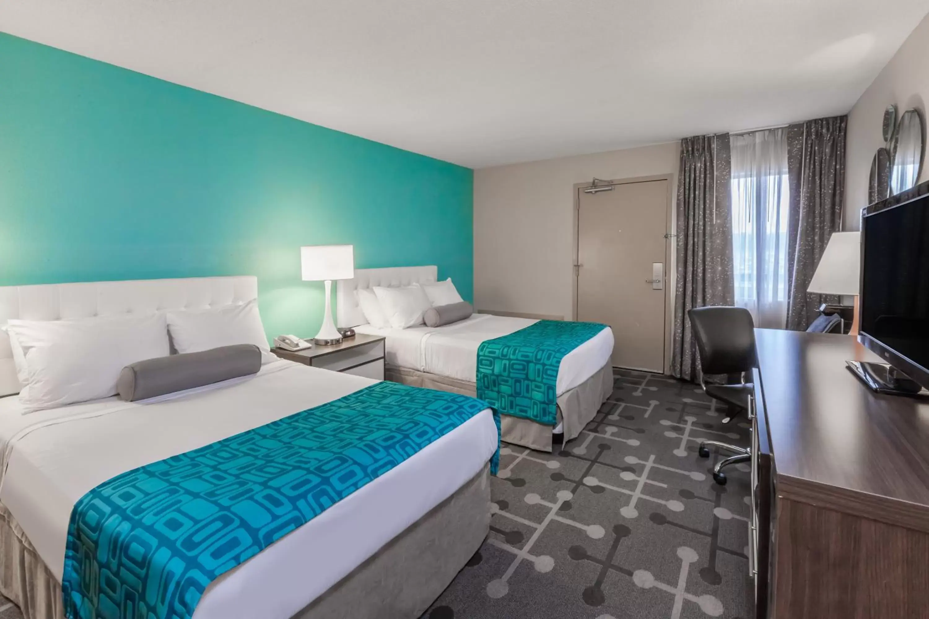 Photo of the whole room, Bed in Howard Johnson by Wyndham Romulus Detroit Metro Airport