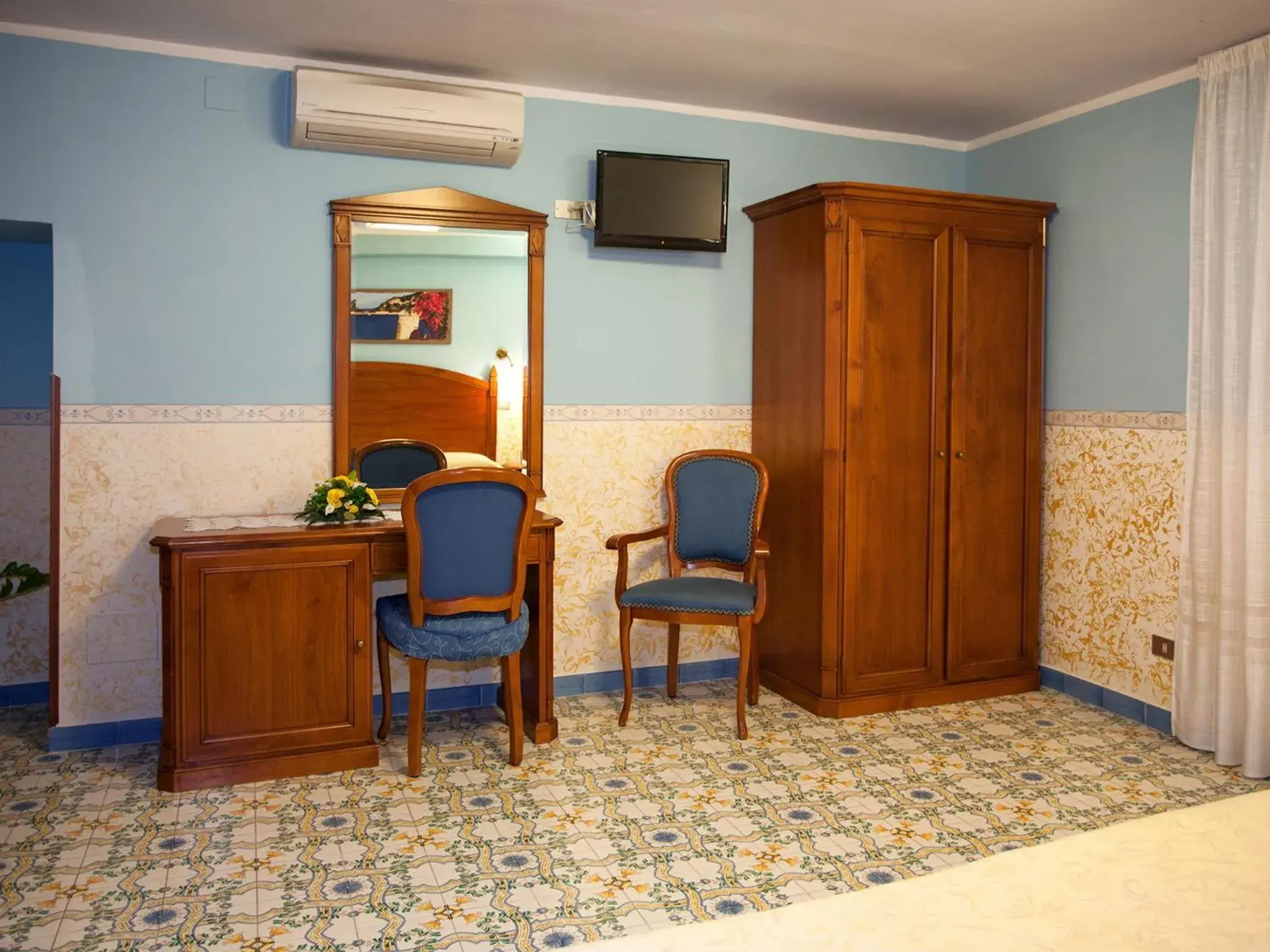 Bedroom, Seating Area in Hotel Amalfi