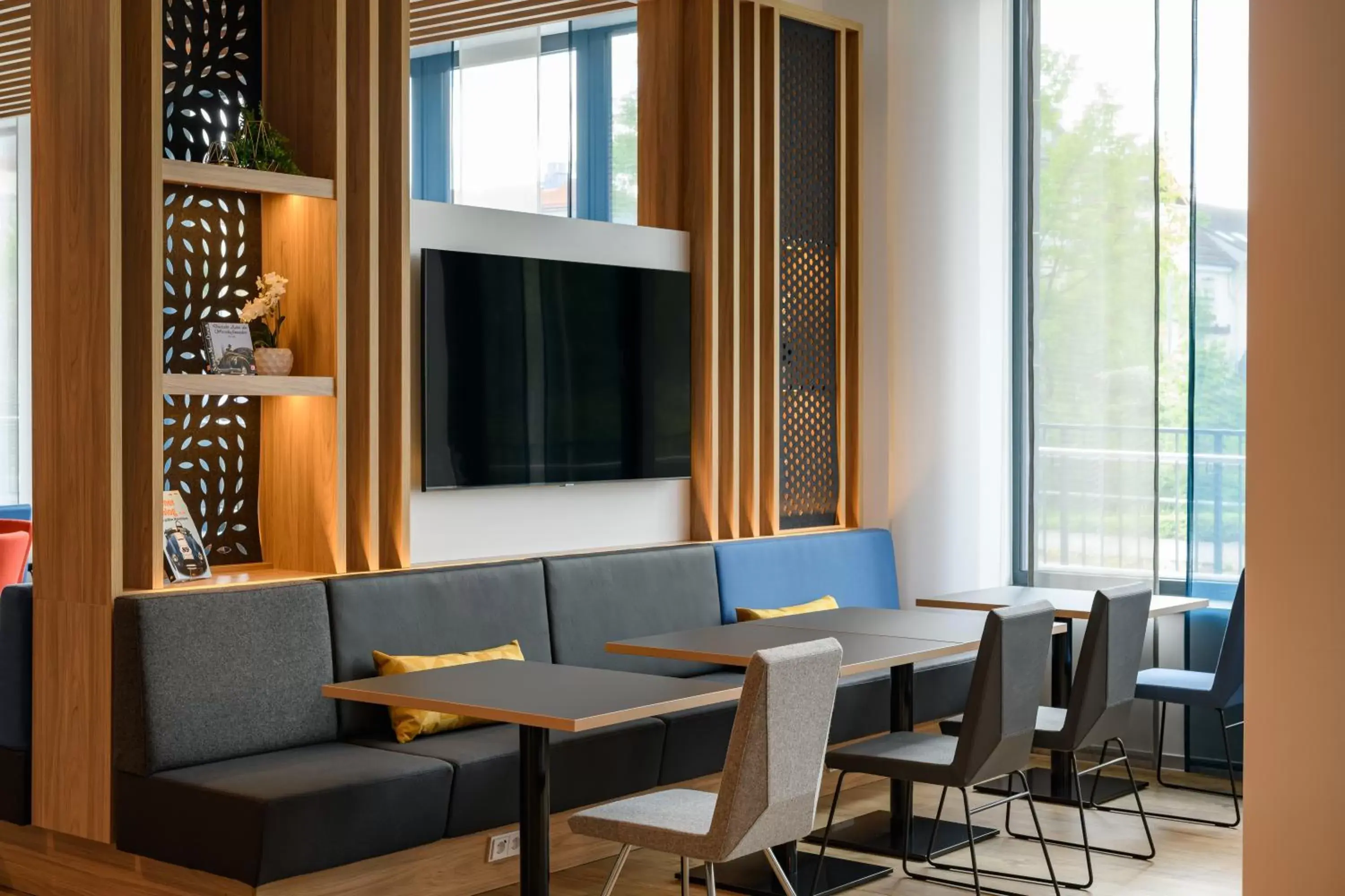 Restaurant/places to eat, TV/Entertainment Center in Holiday Inn Express - Fulda, an IHG Hotel