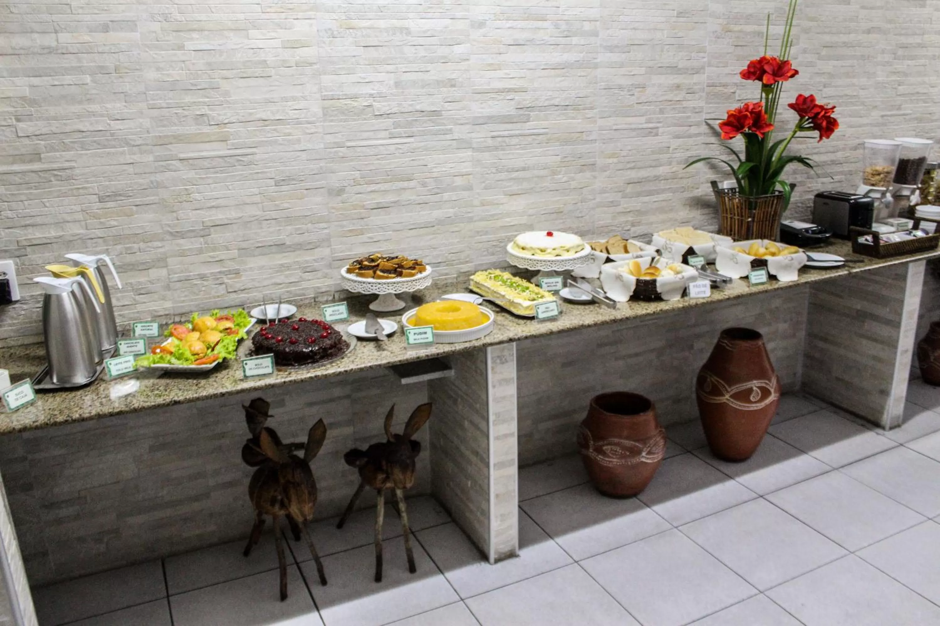 Food in Abrolhos Praia Hotel