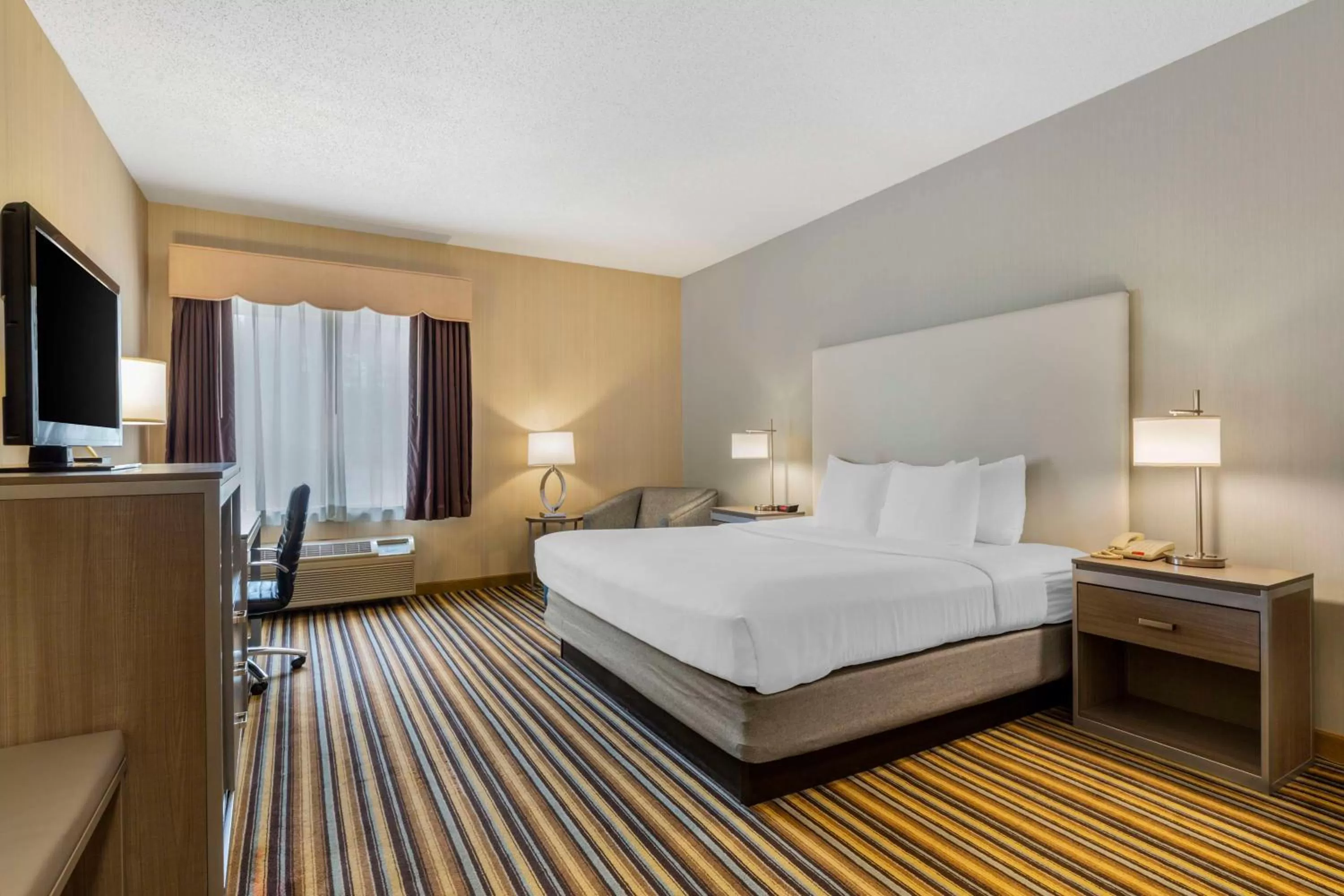 Bedroom, Bed in Best Western Plus New England Inn & Suites