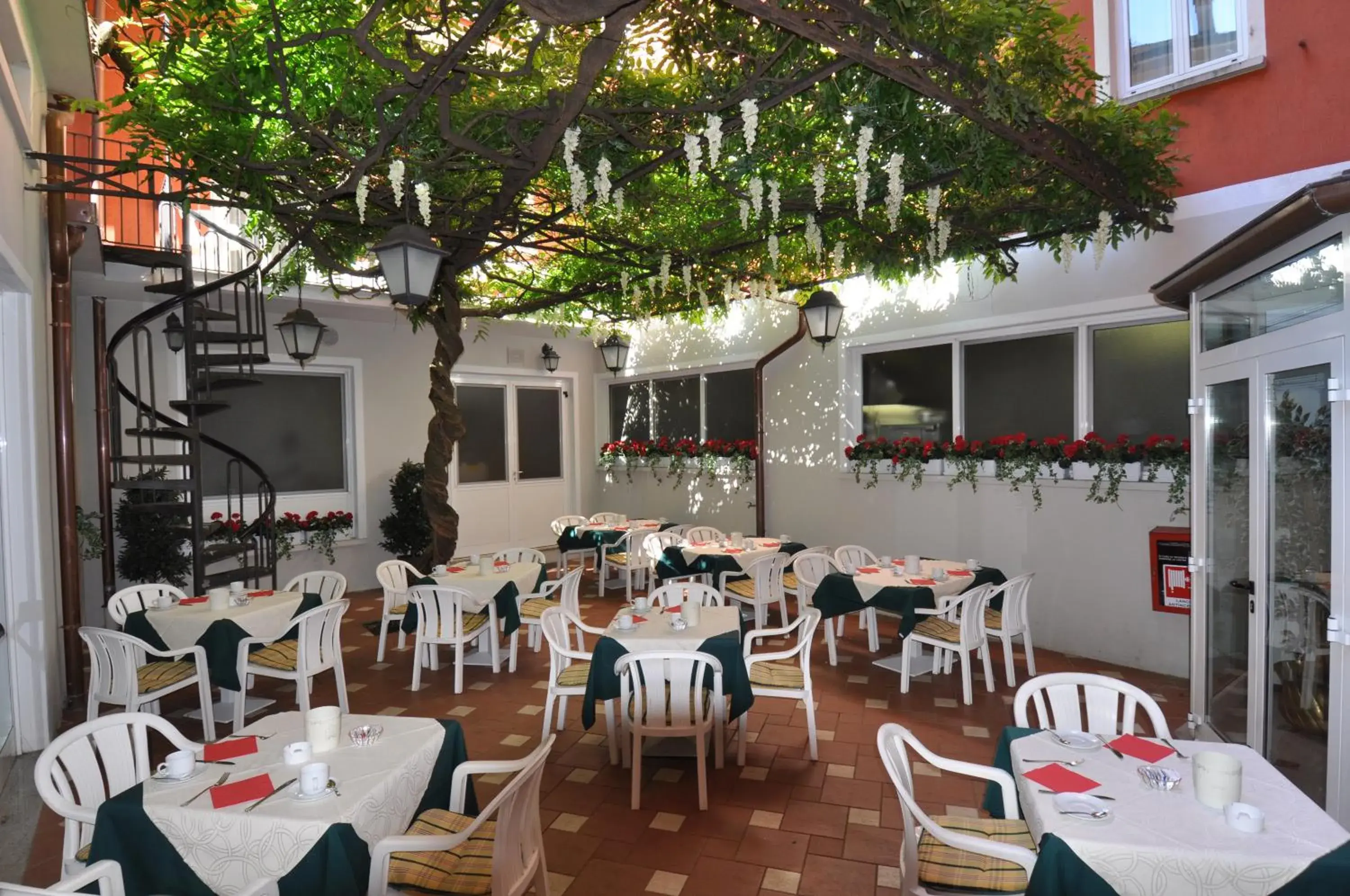 Patio, Restaurant/Places to Eat in Hotel Moderno