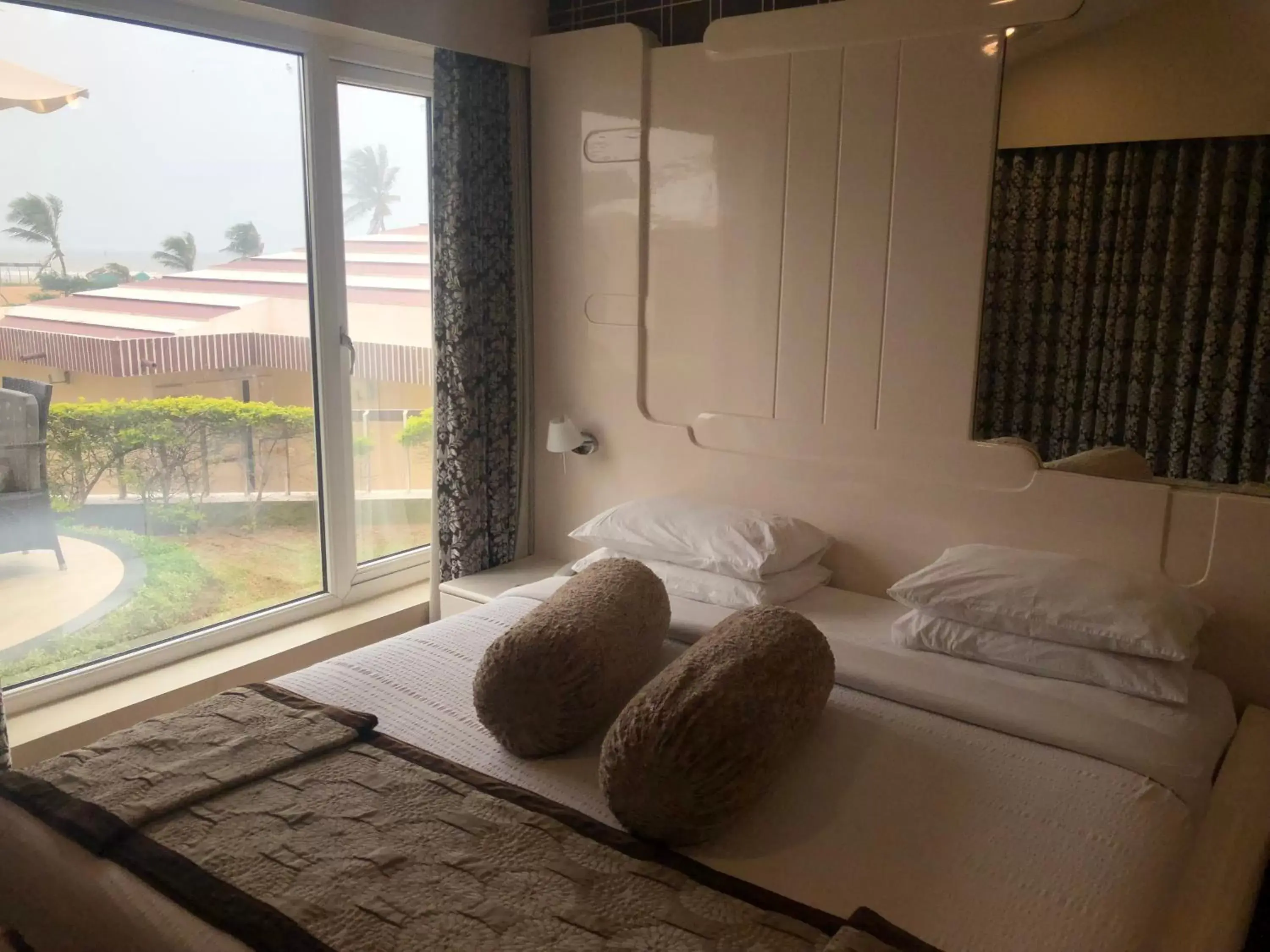 Bedroom, Bed in Hotel Holiday Resort