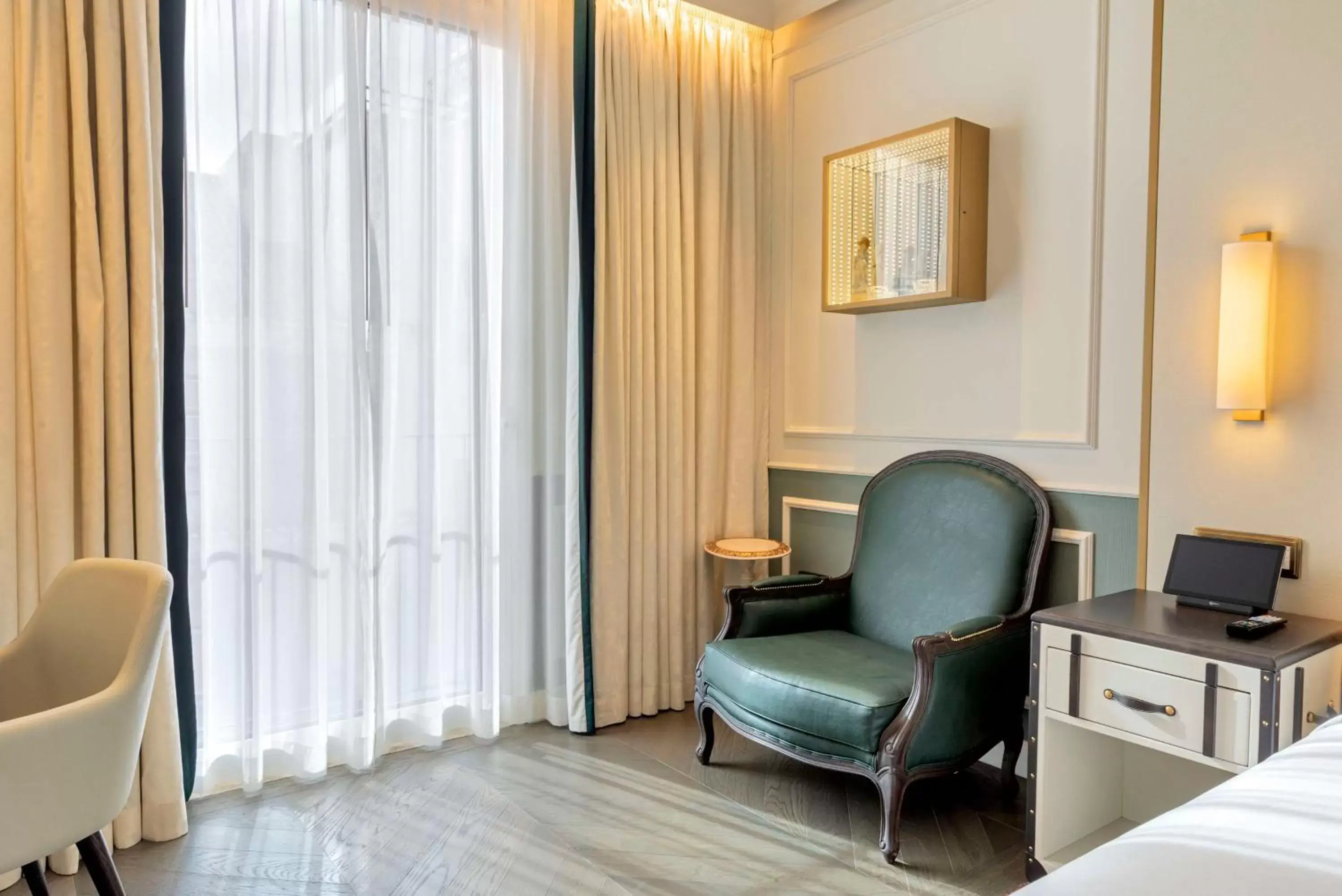 Photo of the whole room, Seating Area in The Emerald House Lisbon - Curio Collection By Hilton