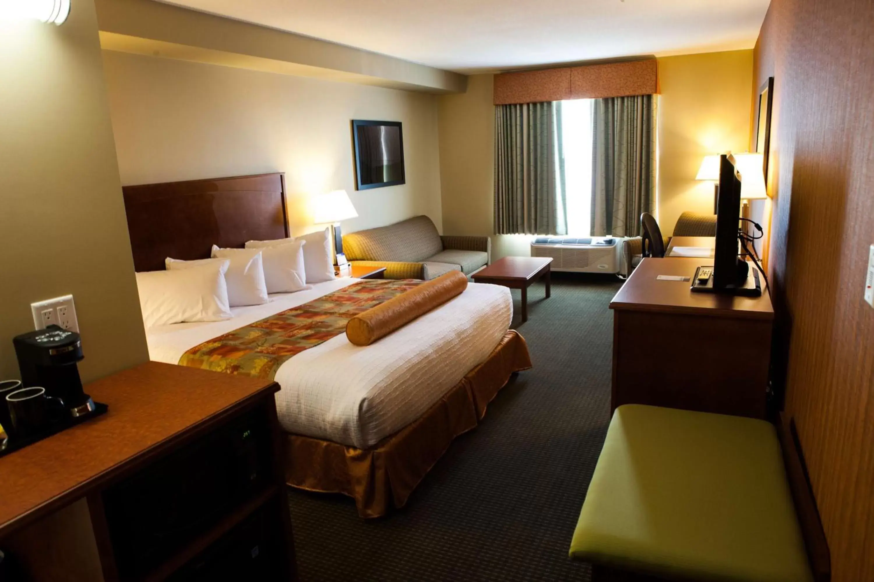 Photo of the whole room, Bed in Best Western Plus Service Inn & Suites