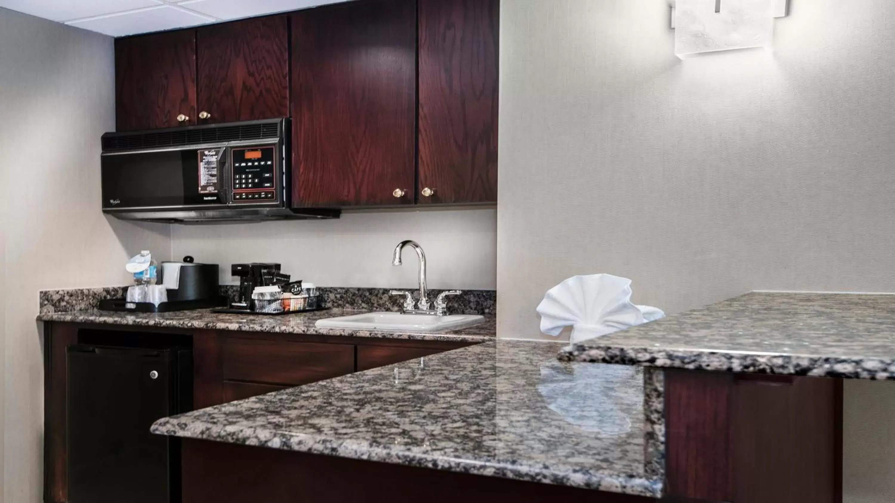 Photo of the whole room, Kitchen/Kitchenette in Holiday Inn Springdale-Fayetteville Area, an IHG Hotel