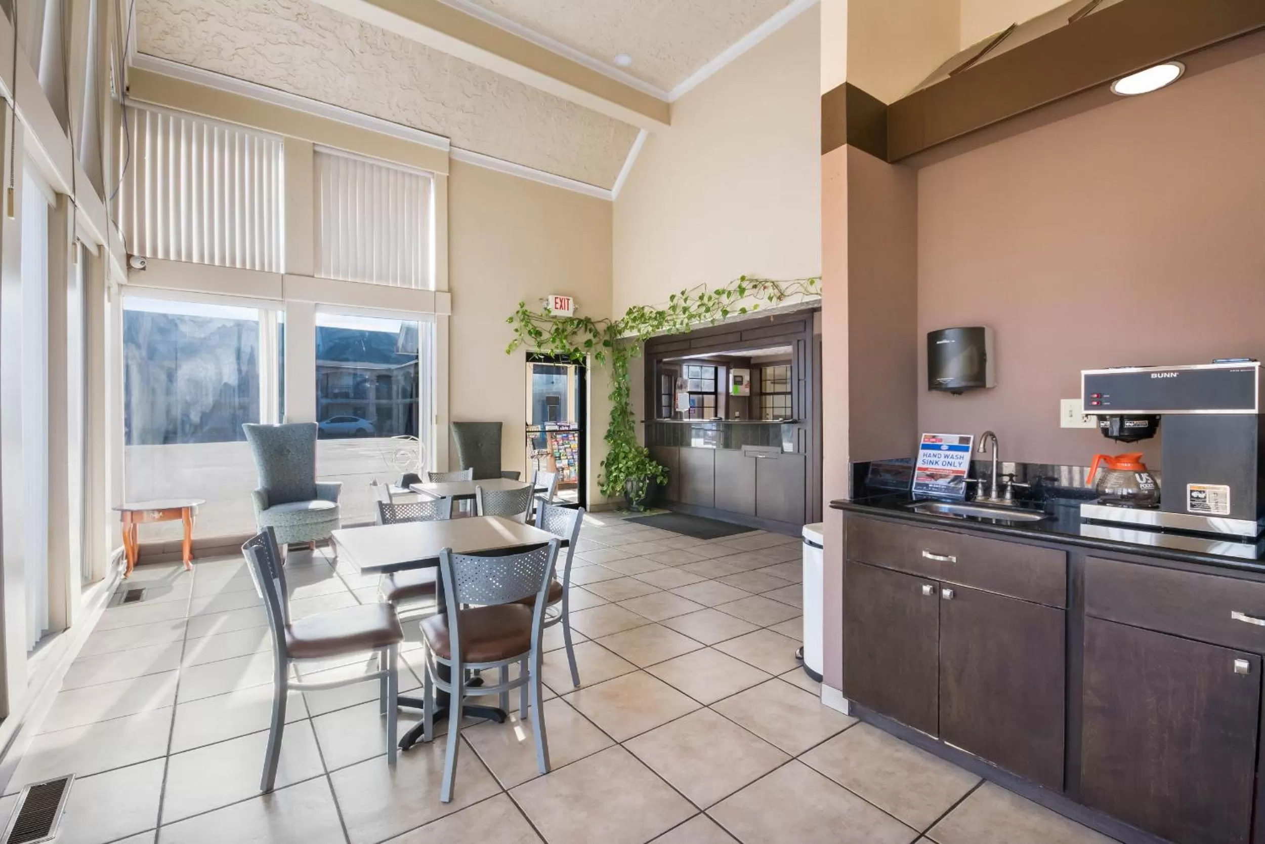 Restaurant/places to eat in Econo Lodge Inn & Suites