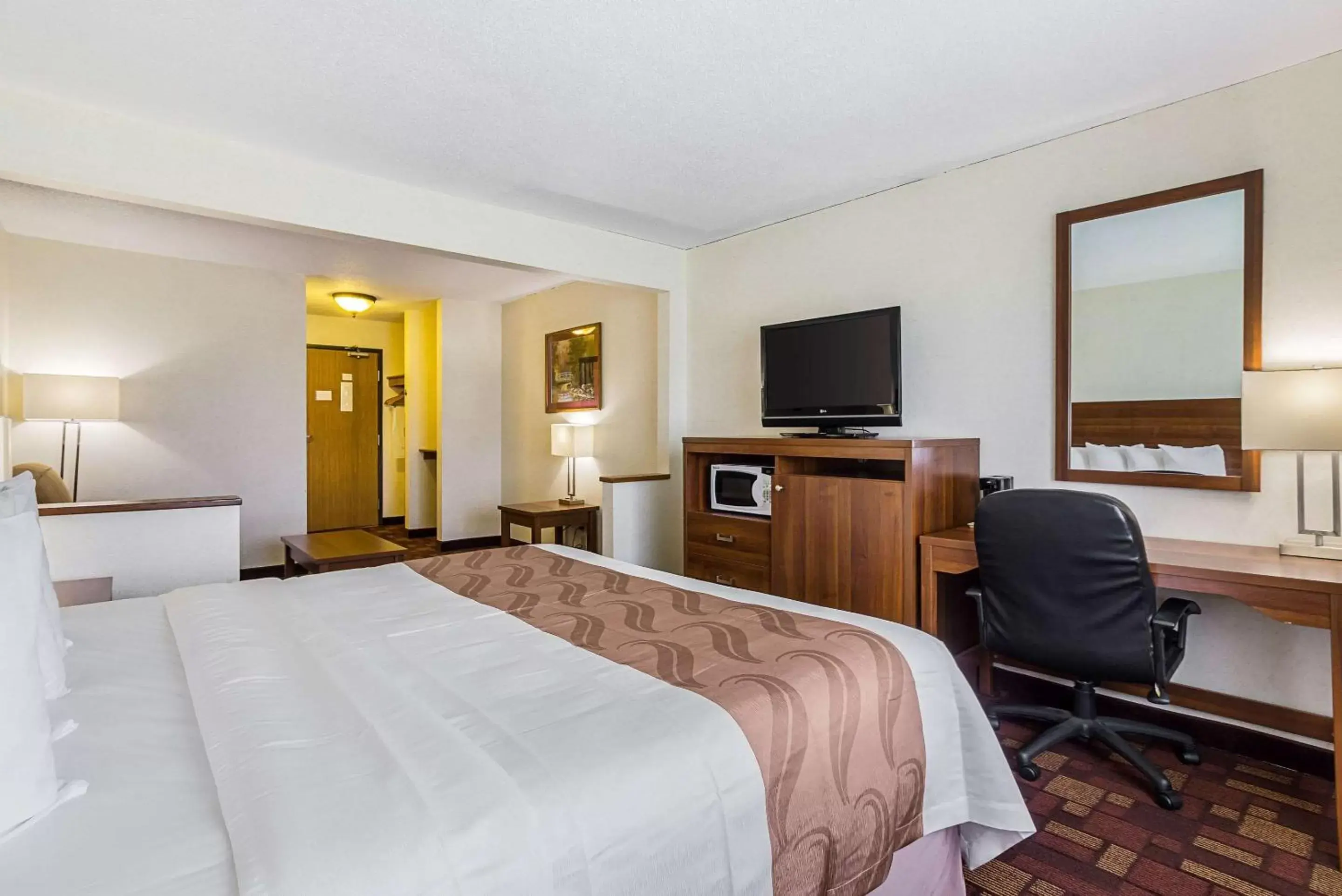 Photo of the whole room, TV/Entertainment Center in Econo Lodge Luverne I-90