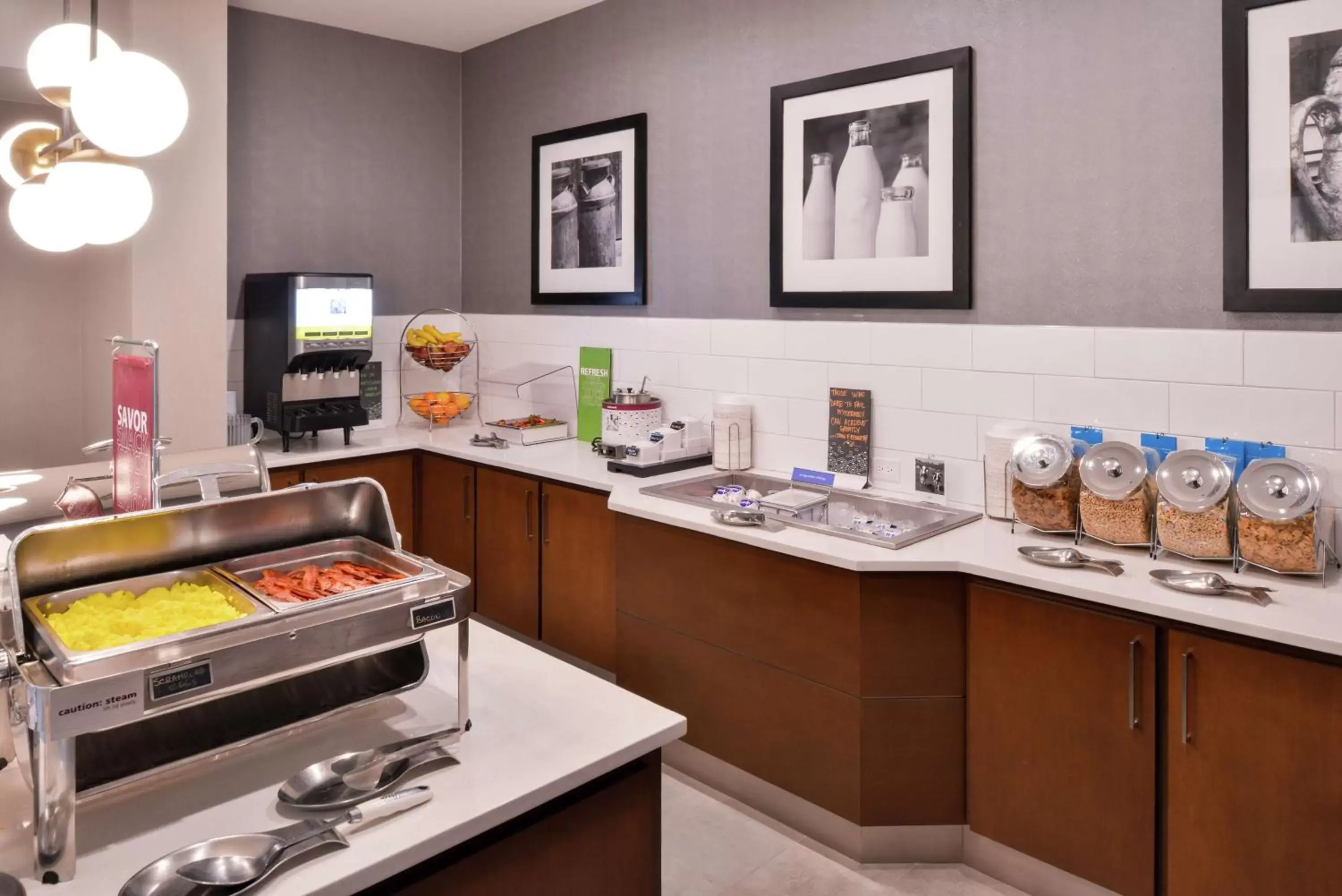 Breakfast, Kitchen/Kitchenette in Hampton Inn & Suites Legacy Park-Frisco