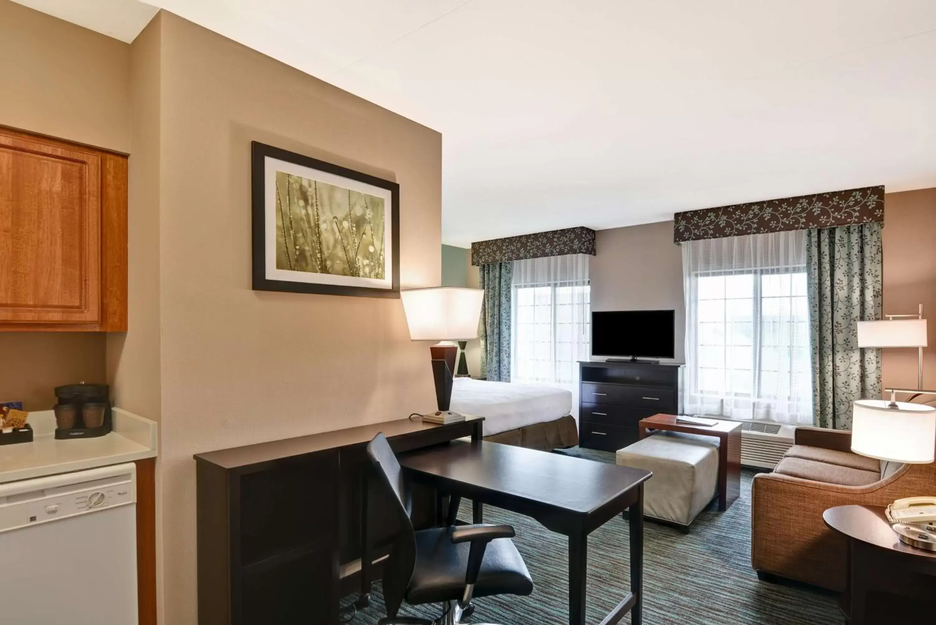 Bedroom, TV/Entertainment Center in Homewood Suites by Hilton Aurora Naperville