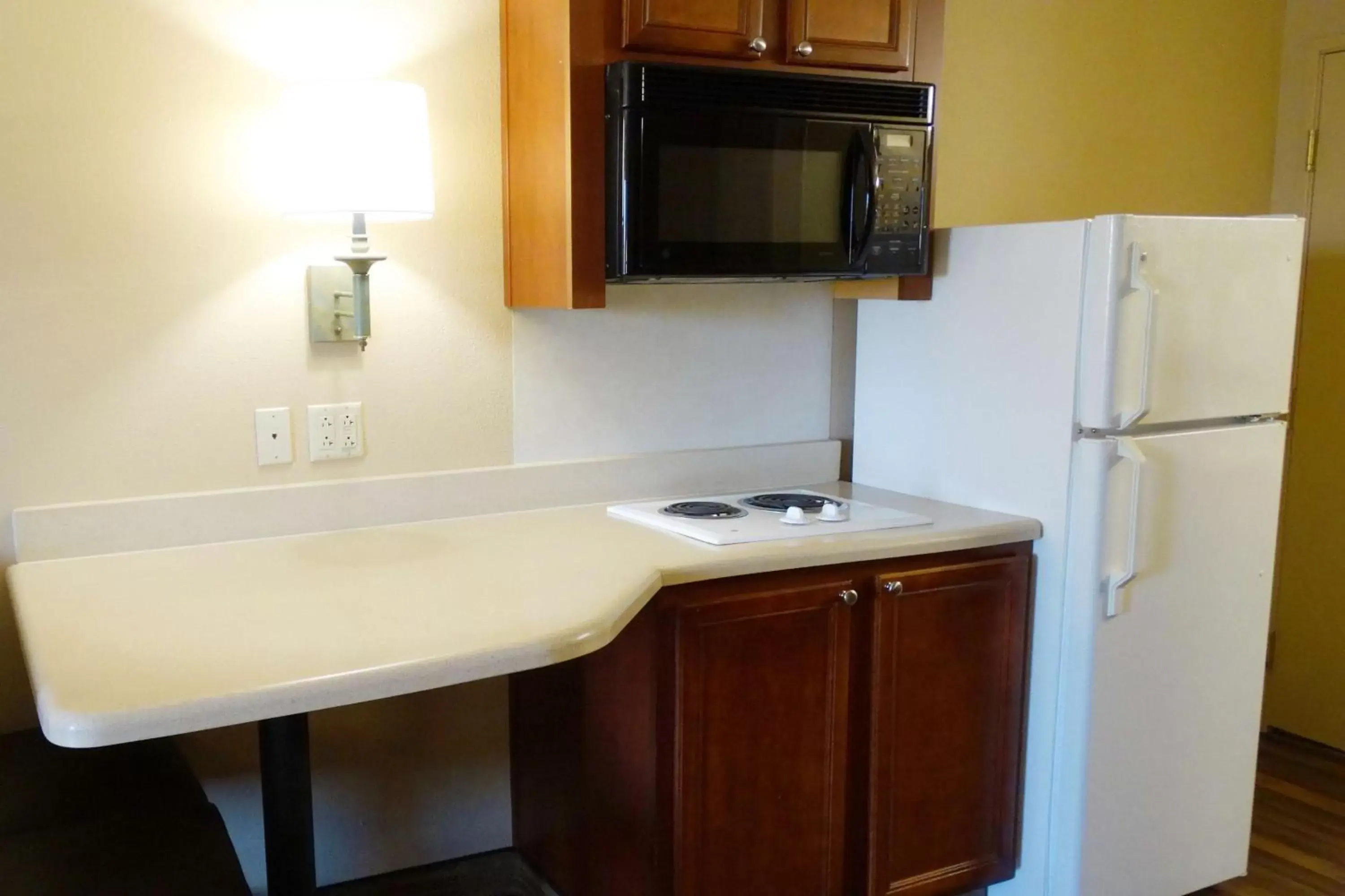 Kitchen or kitchenette, TV/Entertainment Center in Extended Stay America Suites - Dallas - Richardson