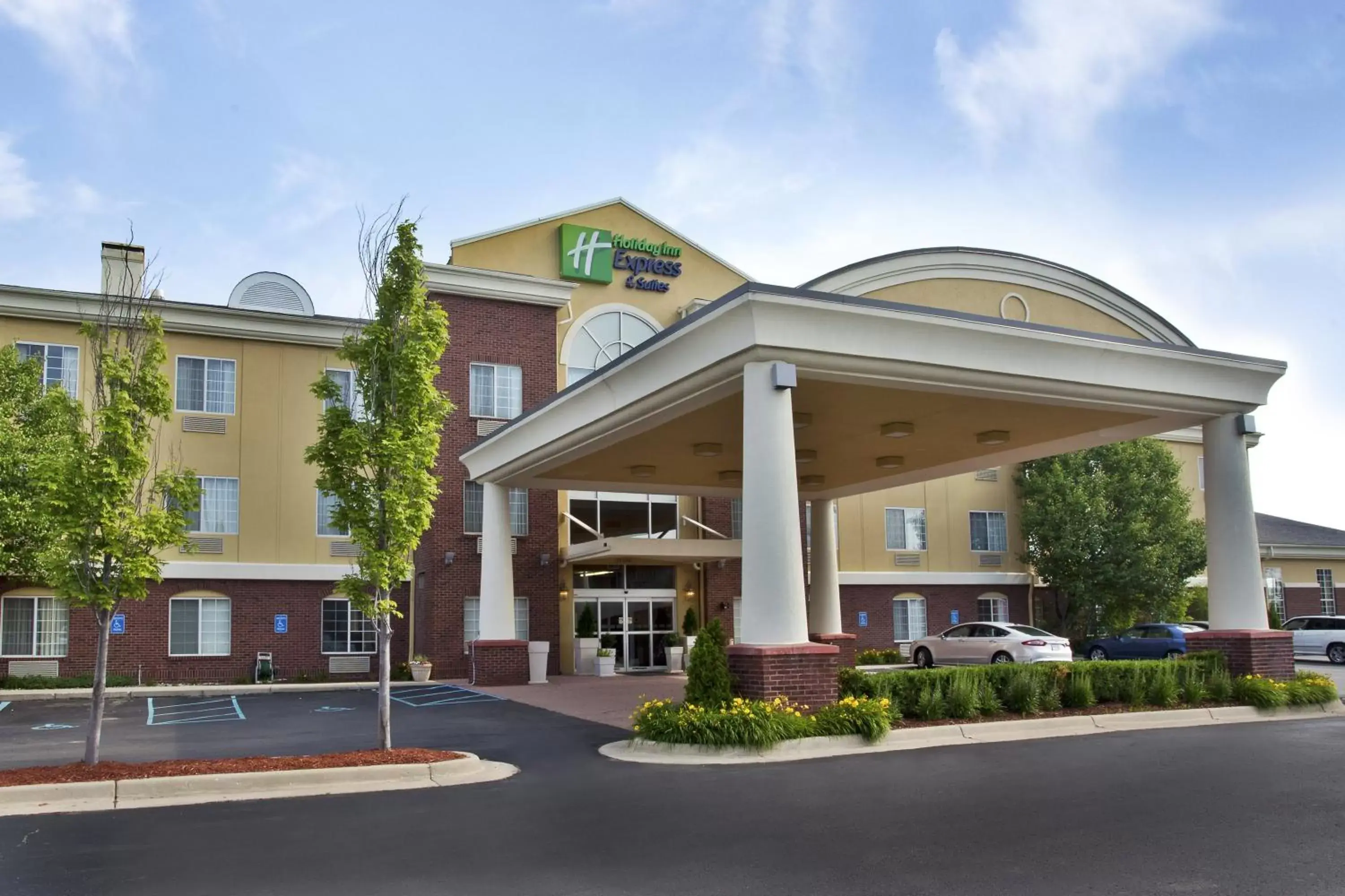 Property Building in Holiday Inn Express Hotel & Suites Woodhaven, an IHG Hotel