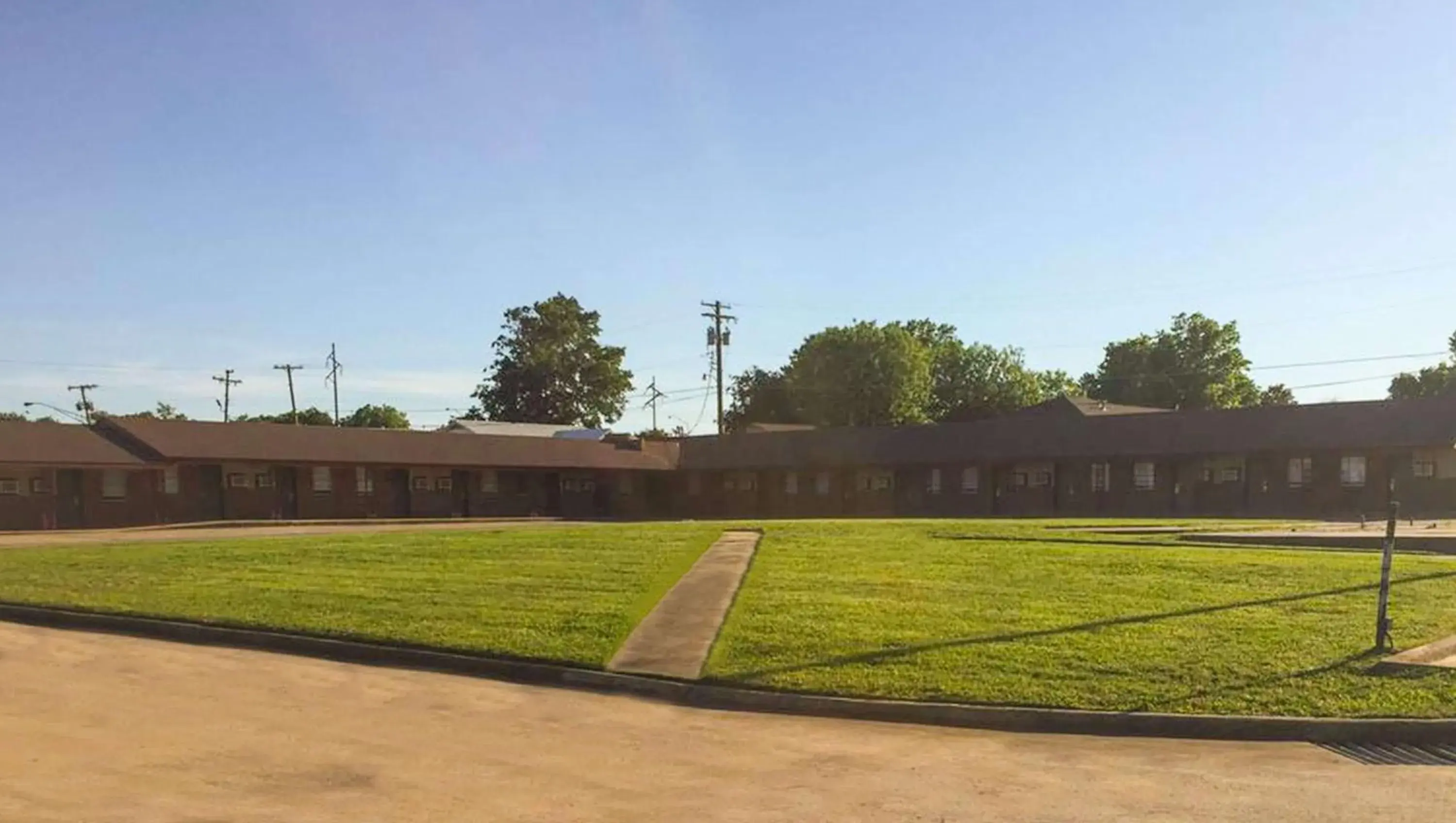 Property building in Budget Inn Ardmore OK Property building in Budget Inn Ardmore OK