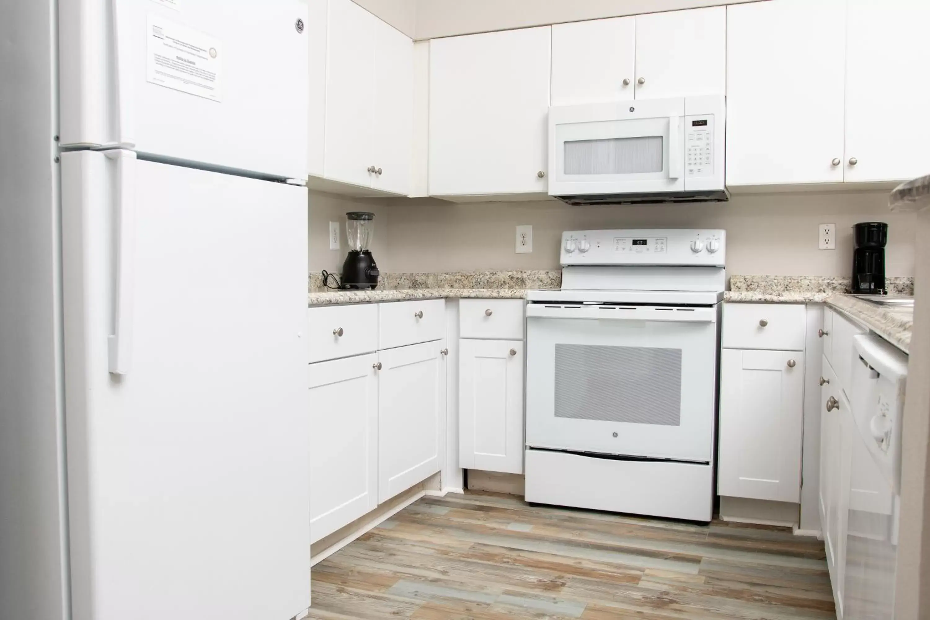 Kitchen/Kitchenette in Shores of Panama Resort