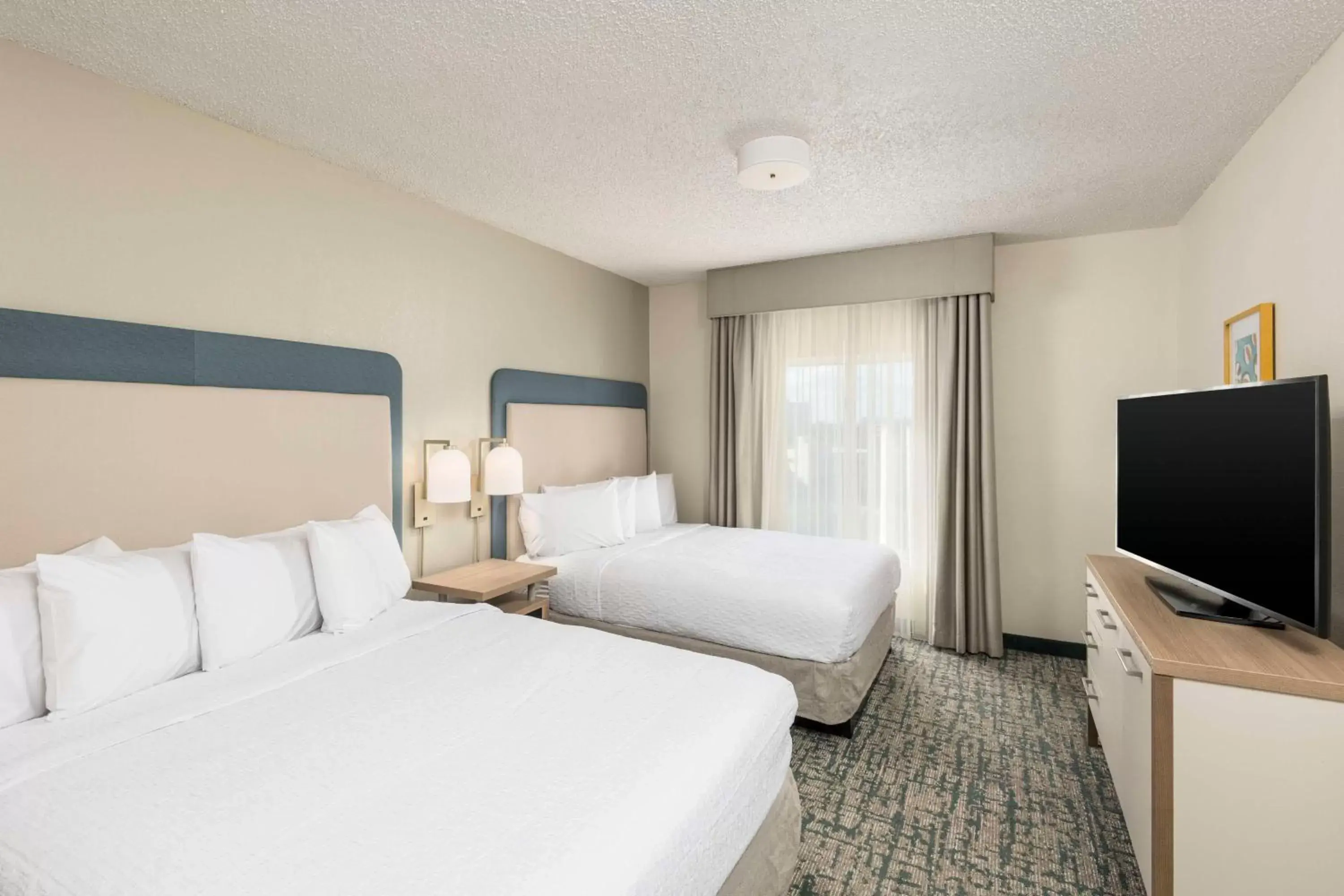 Bed, TV/Entertainment Center in Homewood Suites Miami Airport/Blue Lagoon