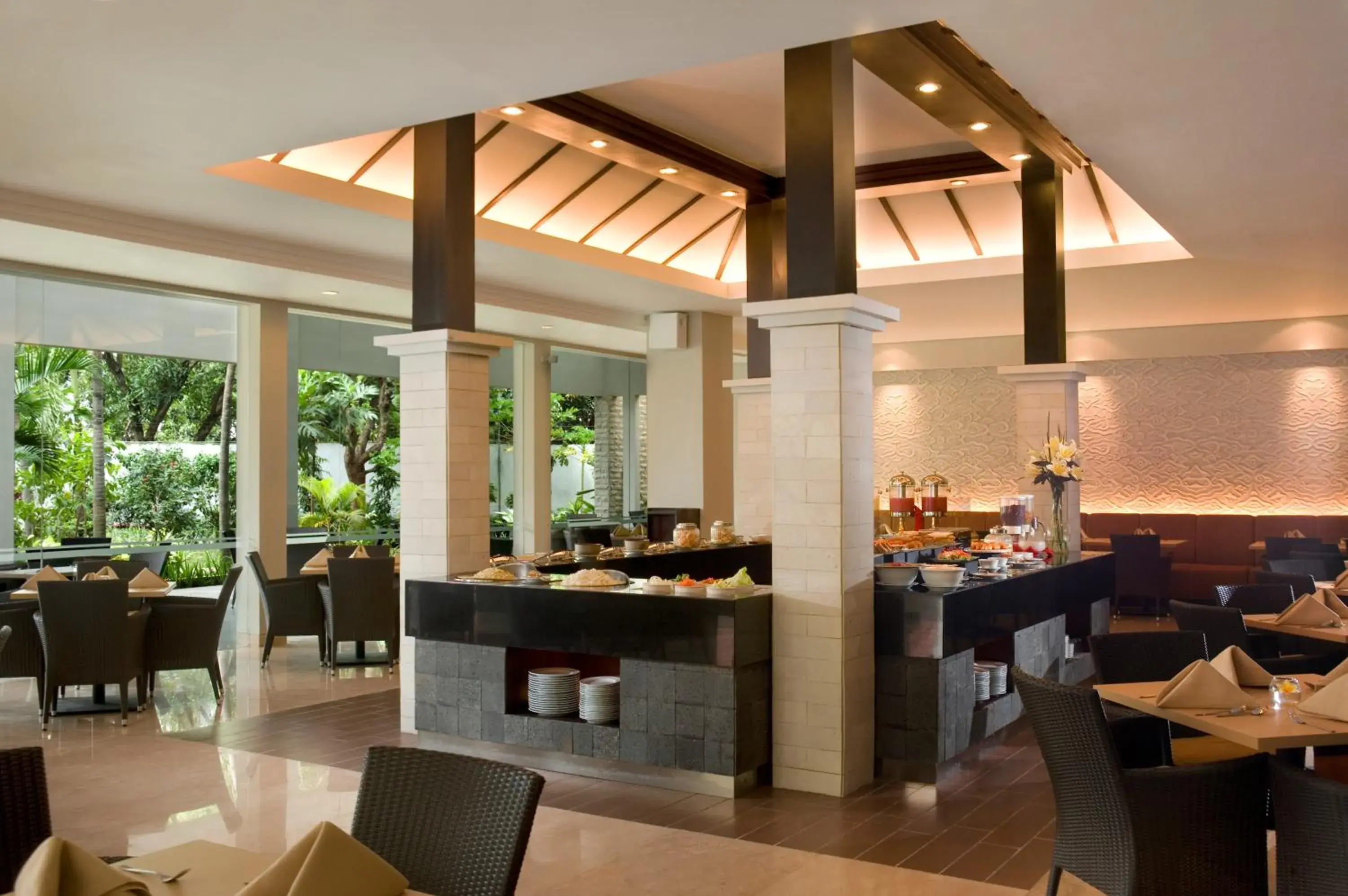 Restaurant/Places to Eat in Hotel Santika Cirebon