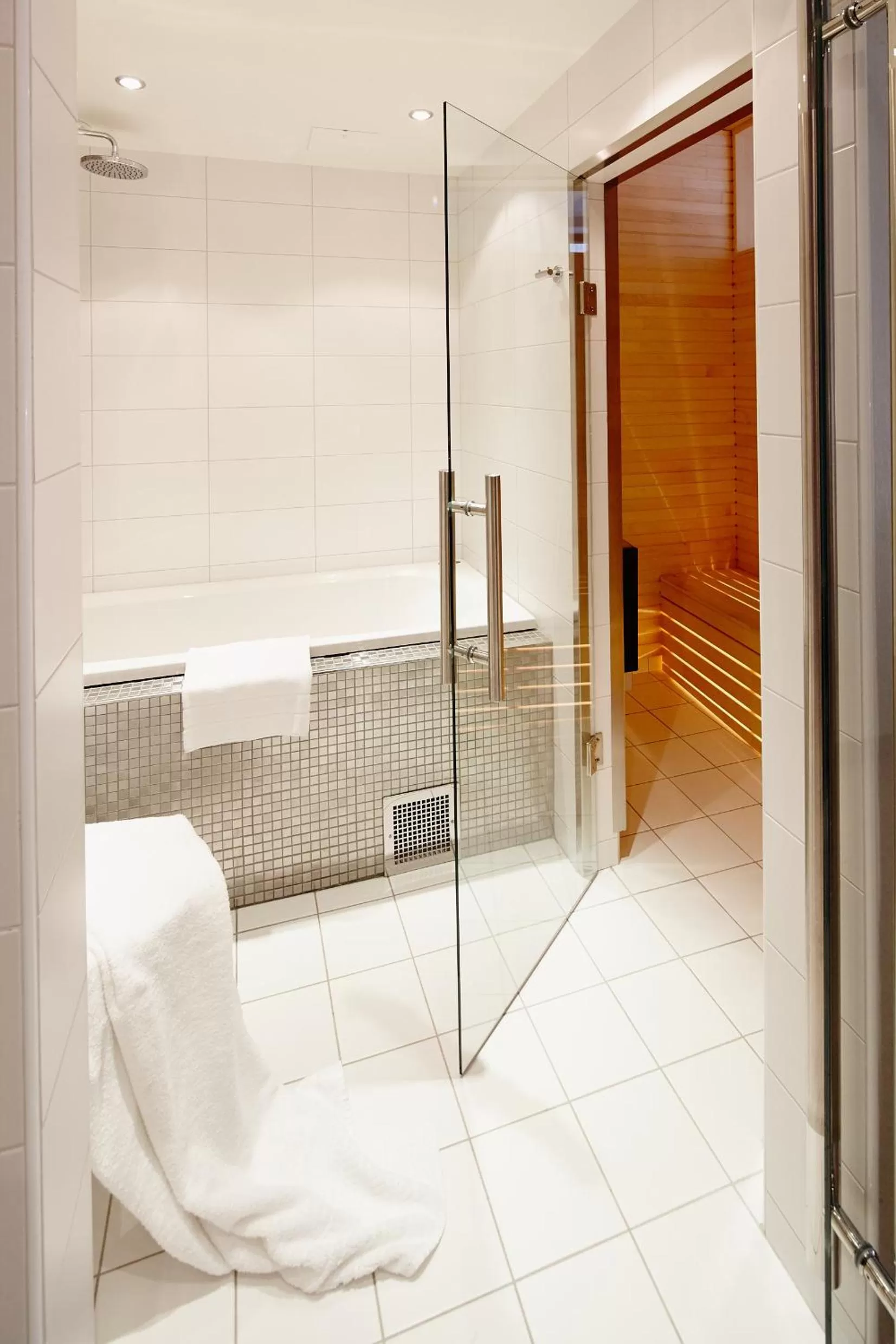 Shower in ProfilHotels Savoy