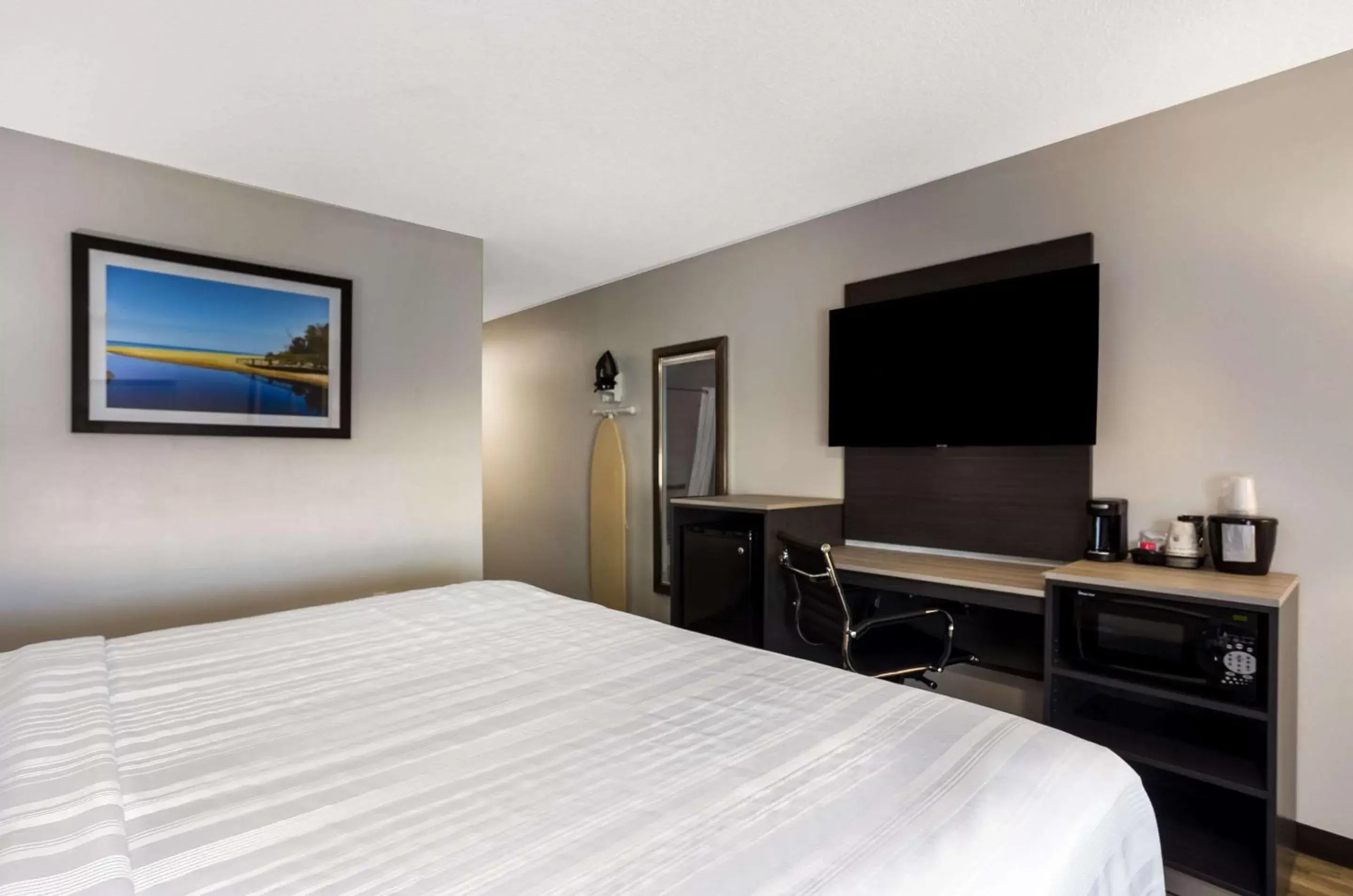 Bedroom, Bed in Quality Inn South Bend near Notre Dame Bedroom, Bed in Quality Inn South Bend near Notre Dame