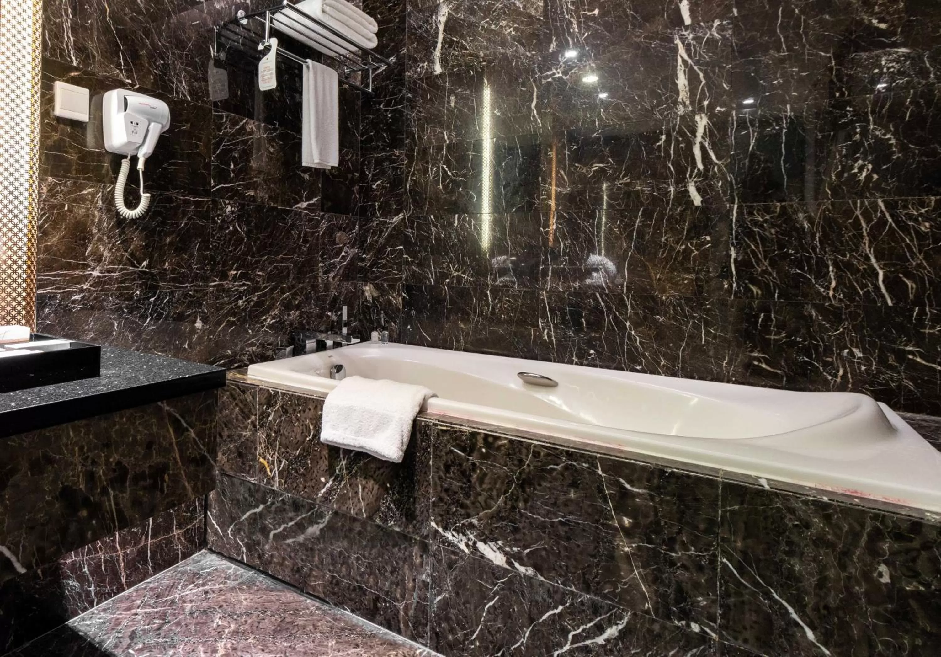 Shower in Cambridge Hotel Medan