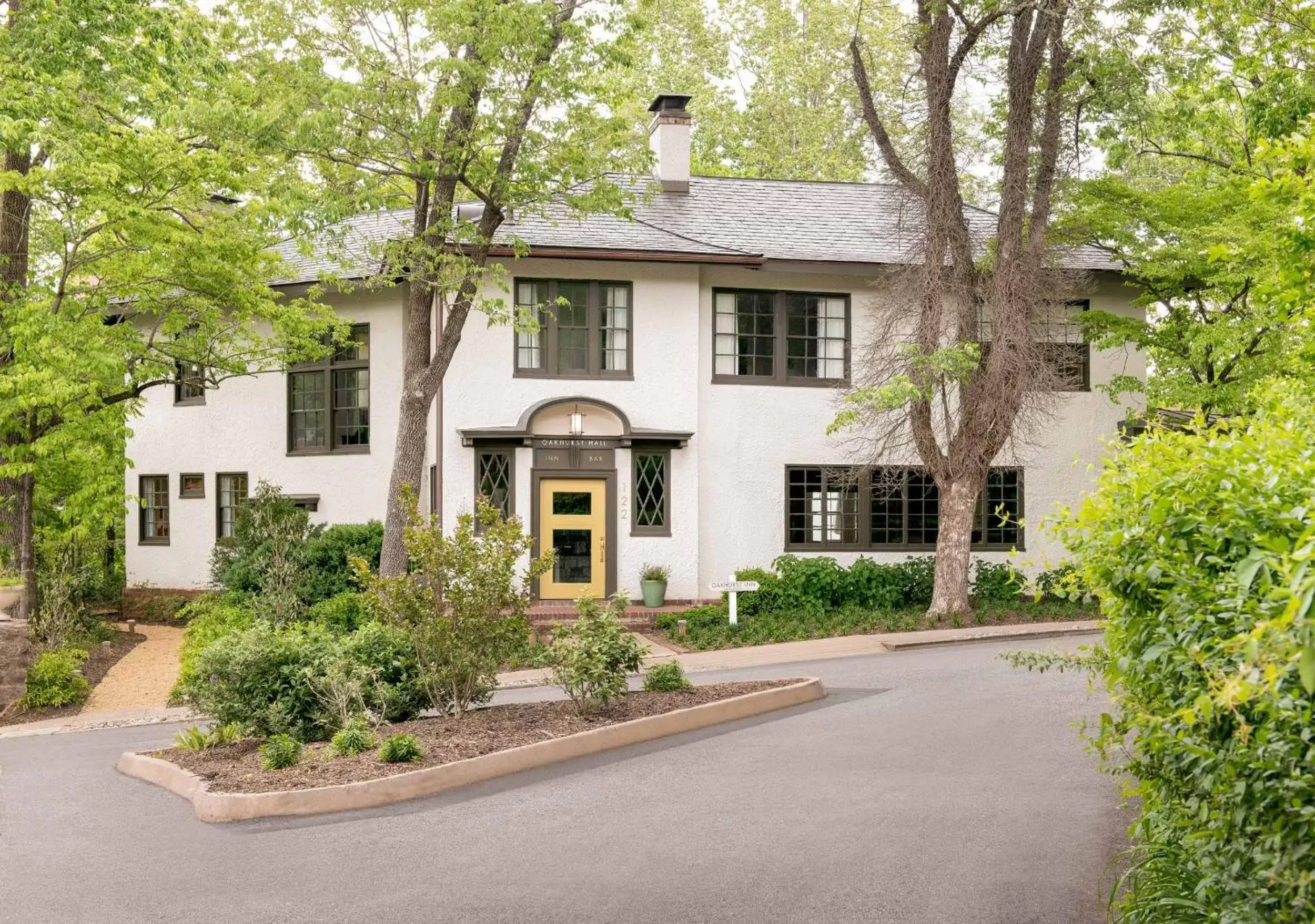 Property Building in Oakhurst Inn