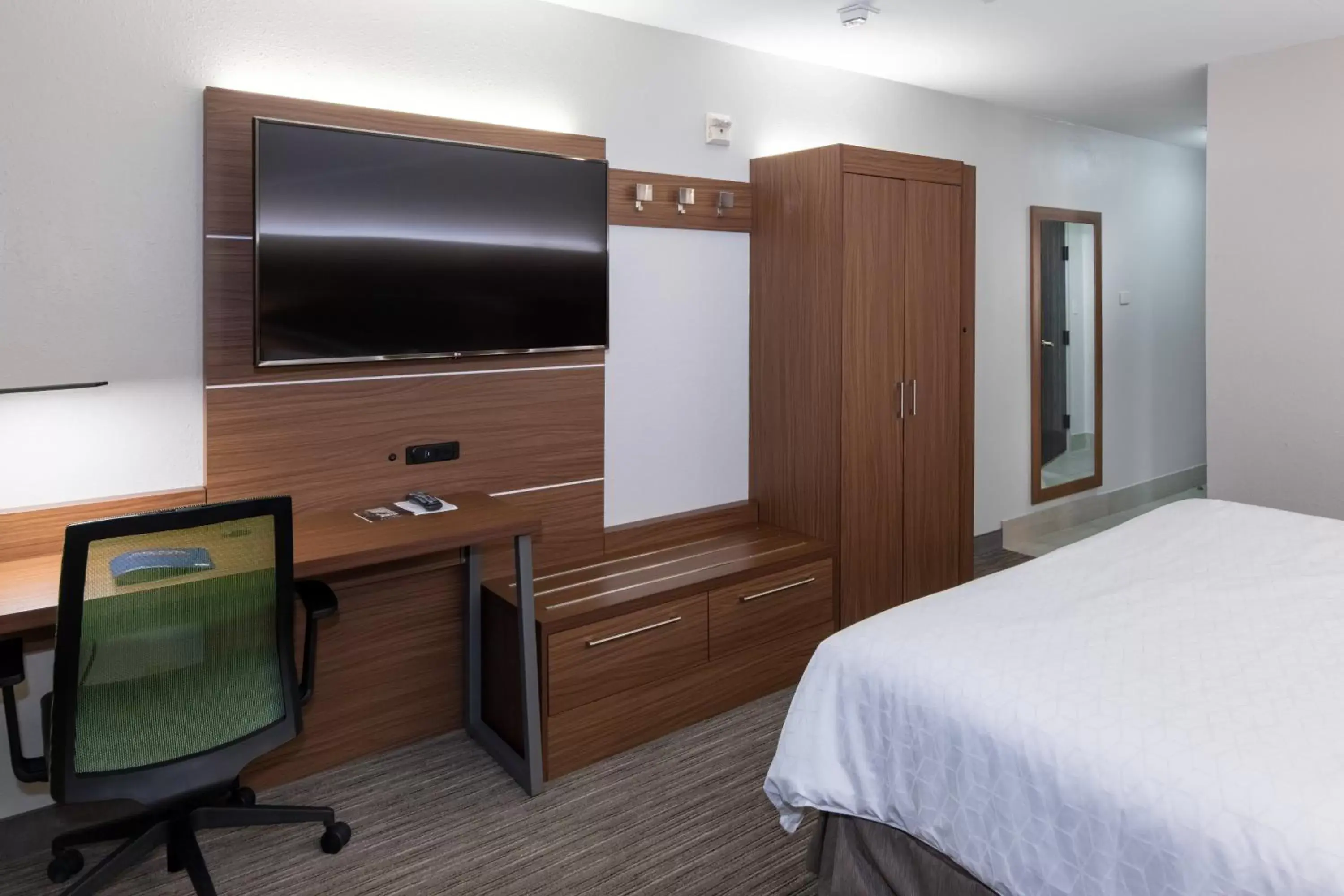 Photo of the whole room, TV/Entertainment Center in Holiday Inn Express Arlington Interstate 20 Parks Mall, an IHG Hotel