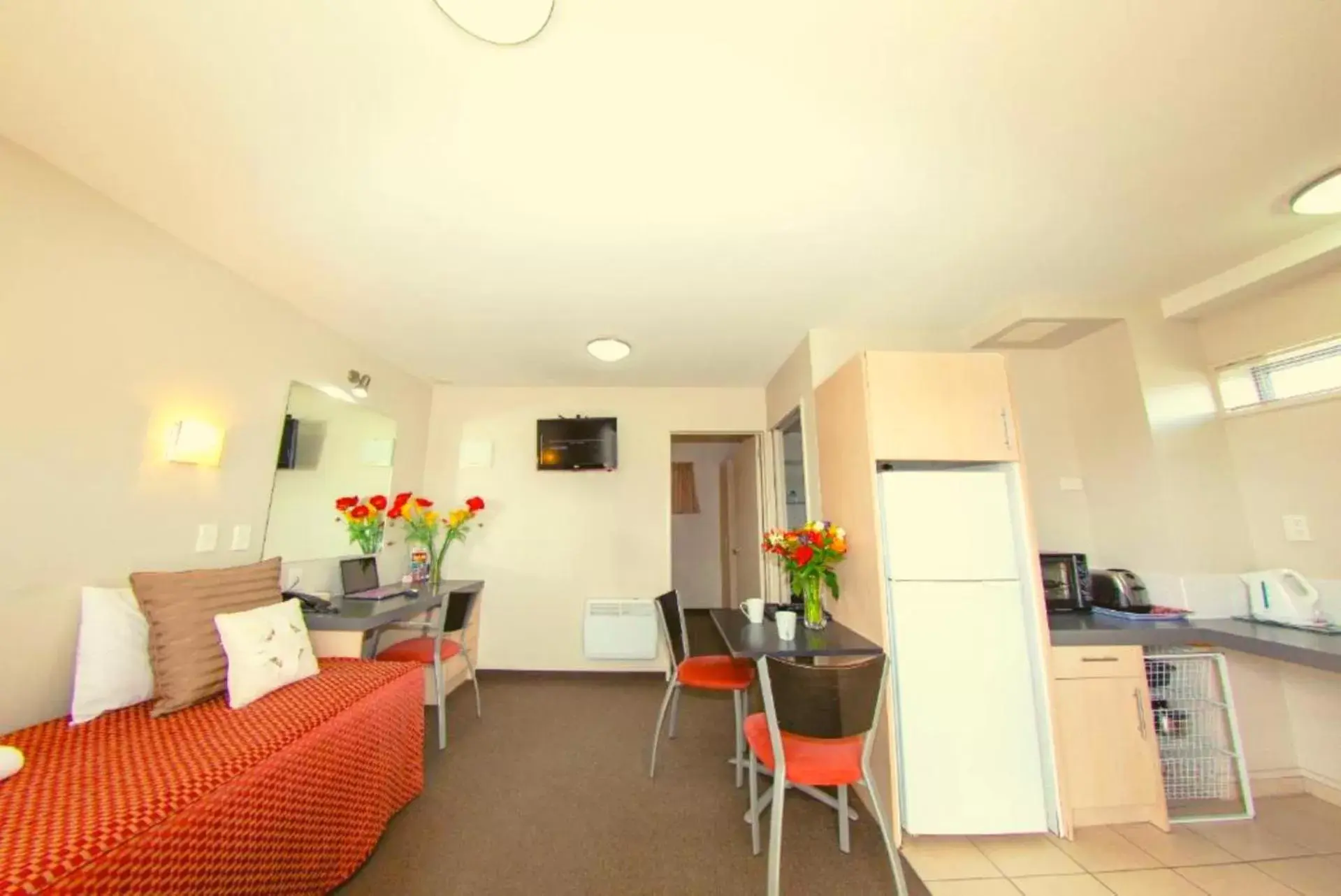 Living room, Dining Area in Cranford Oak Motel