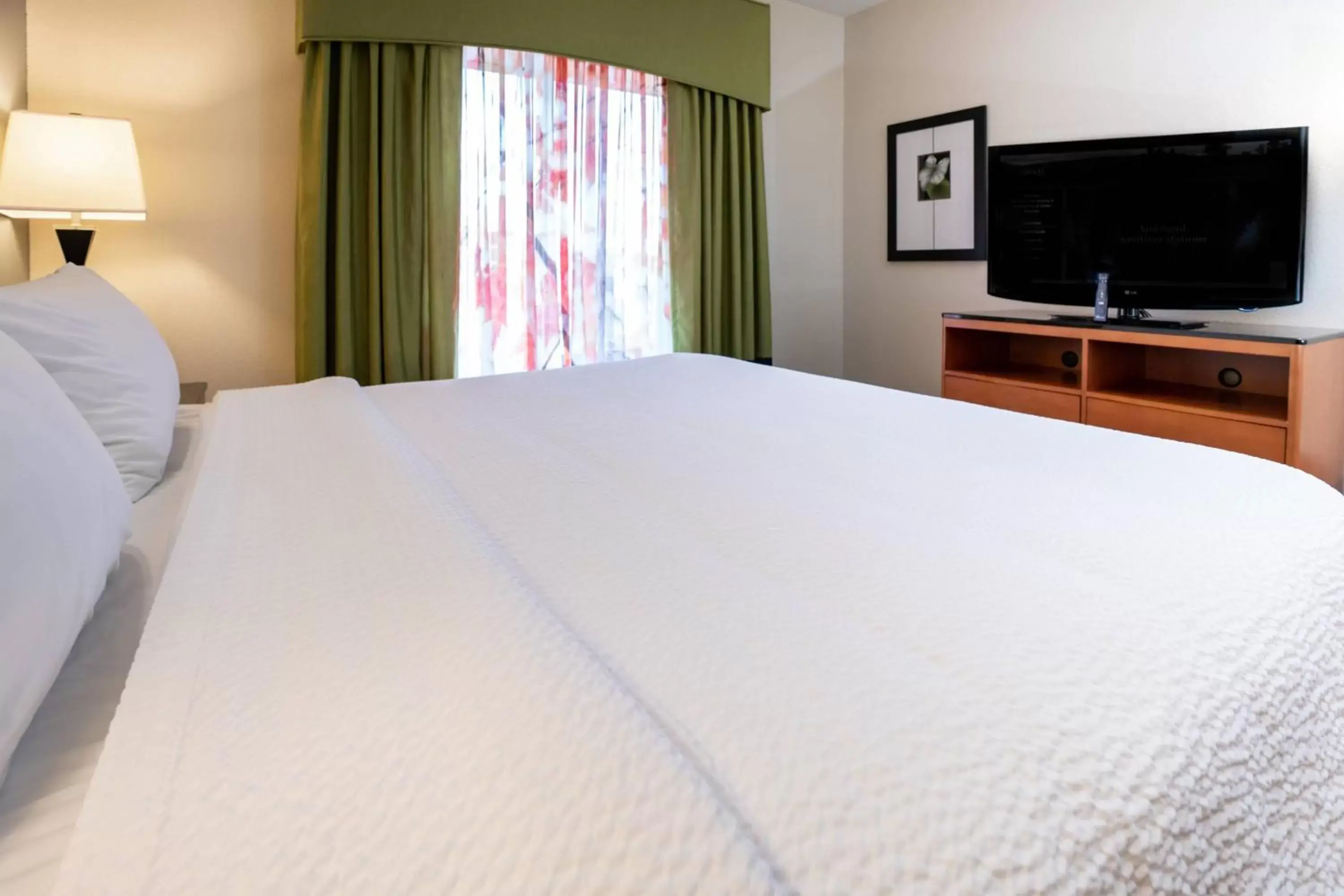 Photo of the whole room, Bed in Fairfield Inn & Suites by Marriott Kearney