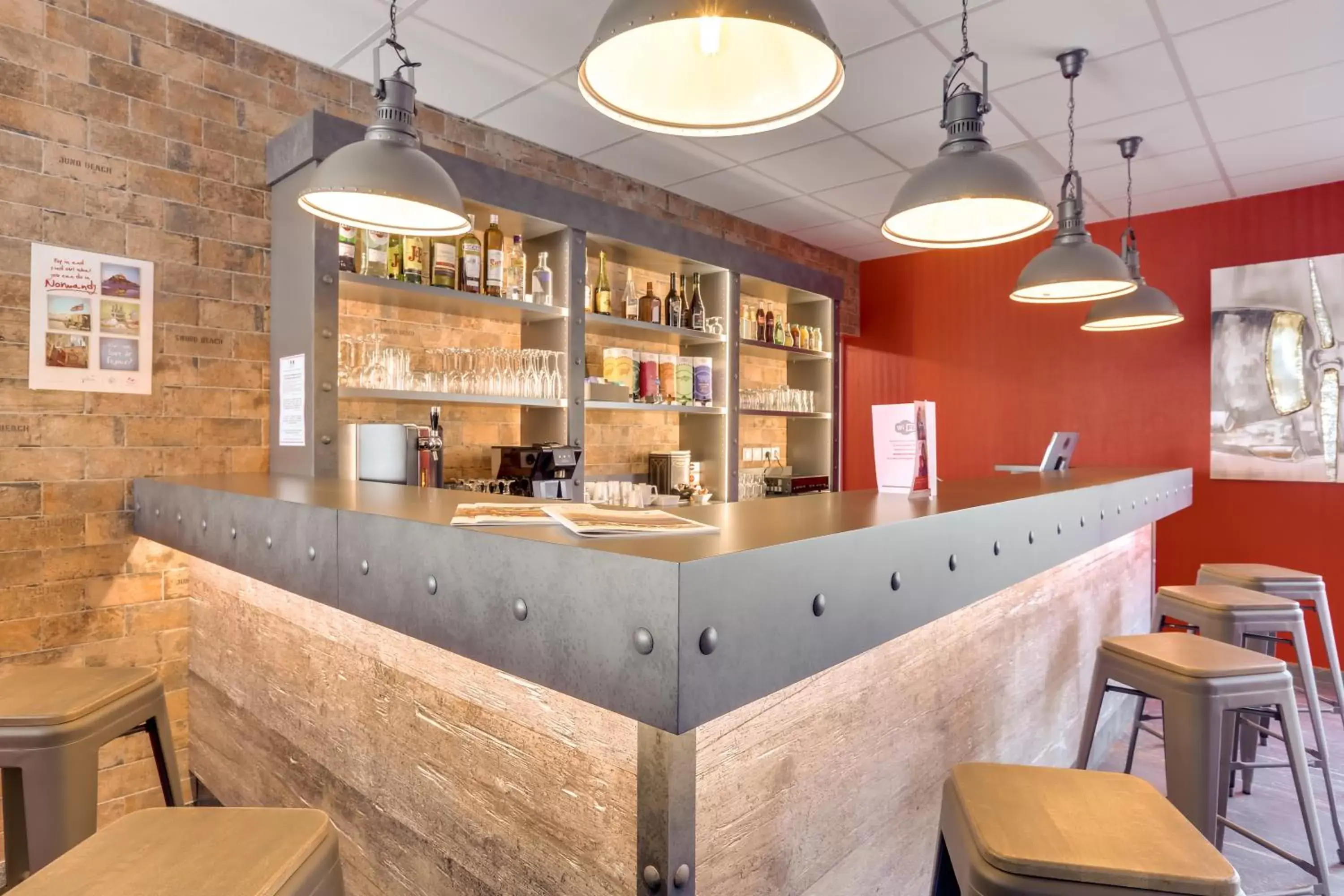 Lounge or bar in The Originals City, Hôtel Caen Mémorial Lounge or bar in The Originals City, Hôtel Caen Mémorial