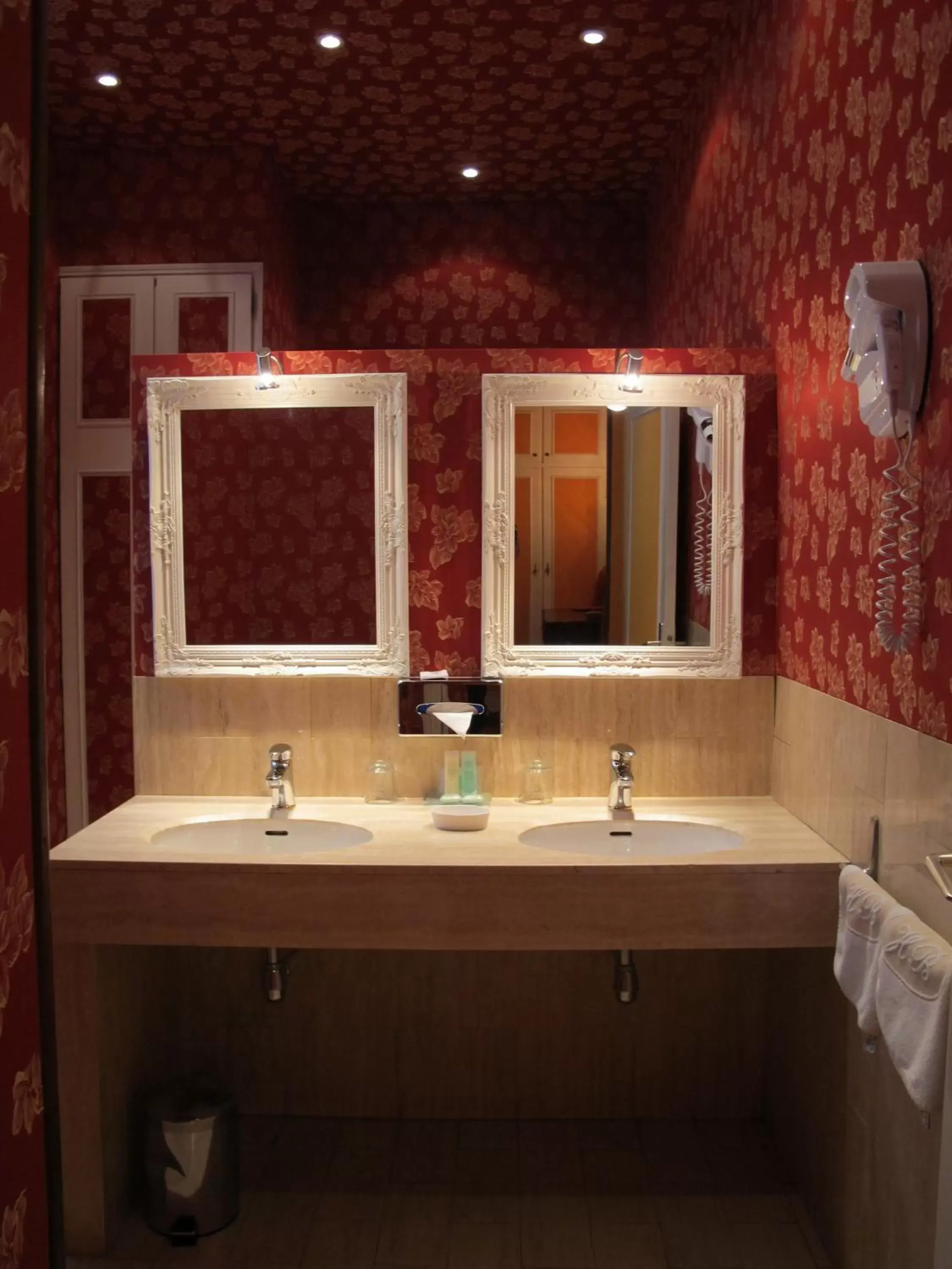 Bathroom in Hotel de la Bretonnerie