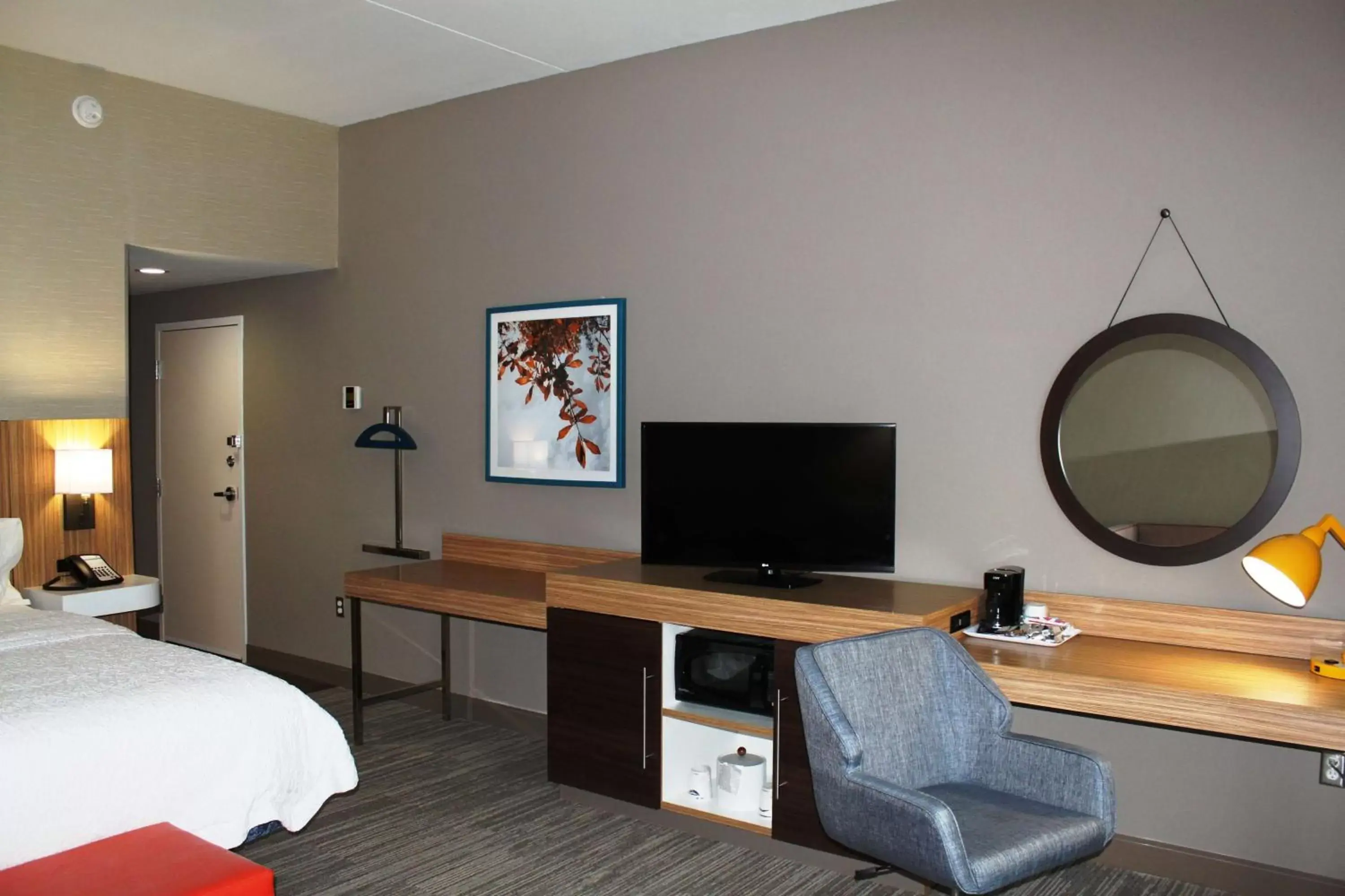 Bedroom, TV/Entertainment Center in Hampton Inn Forsyth