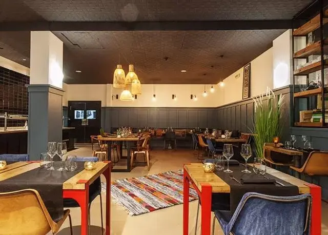 Restaurant/Places to Eat in New Hotel Colon