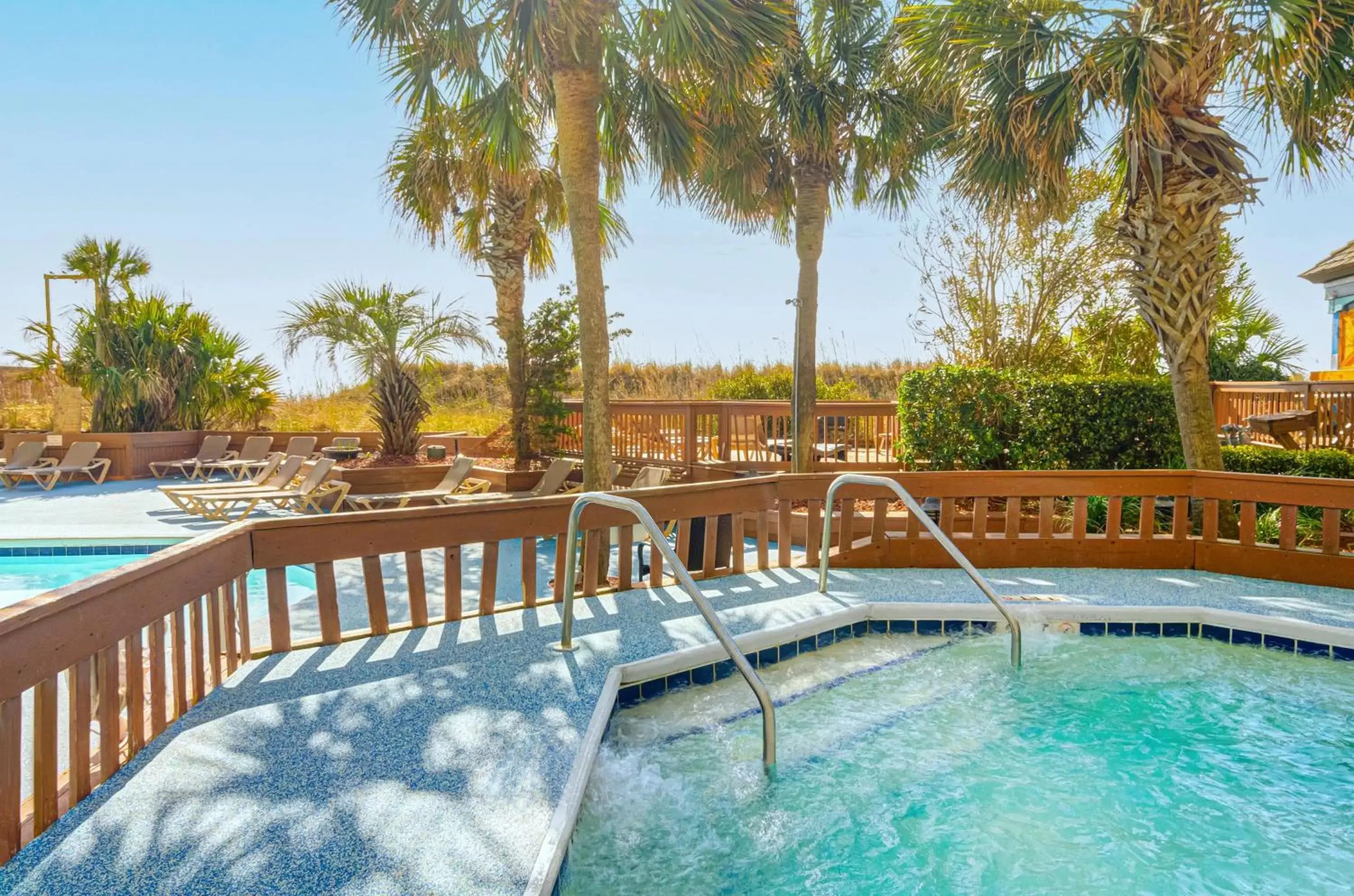 Hot Tub, Swimming Pool in Beach Cove Resort