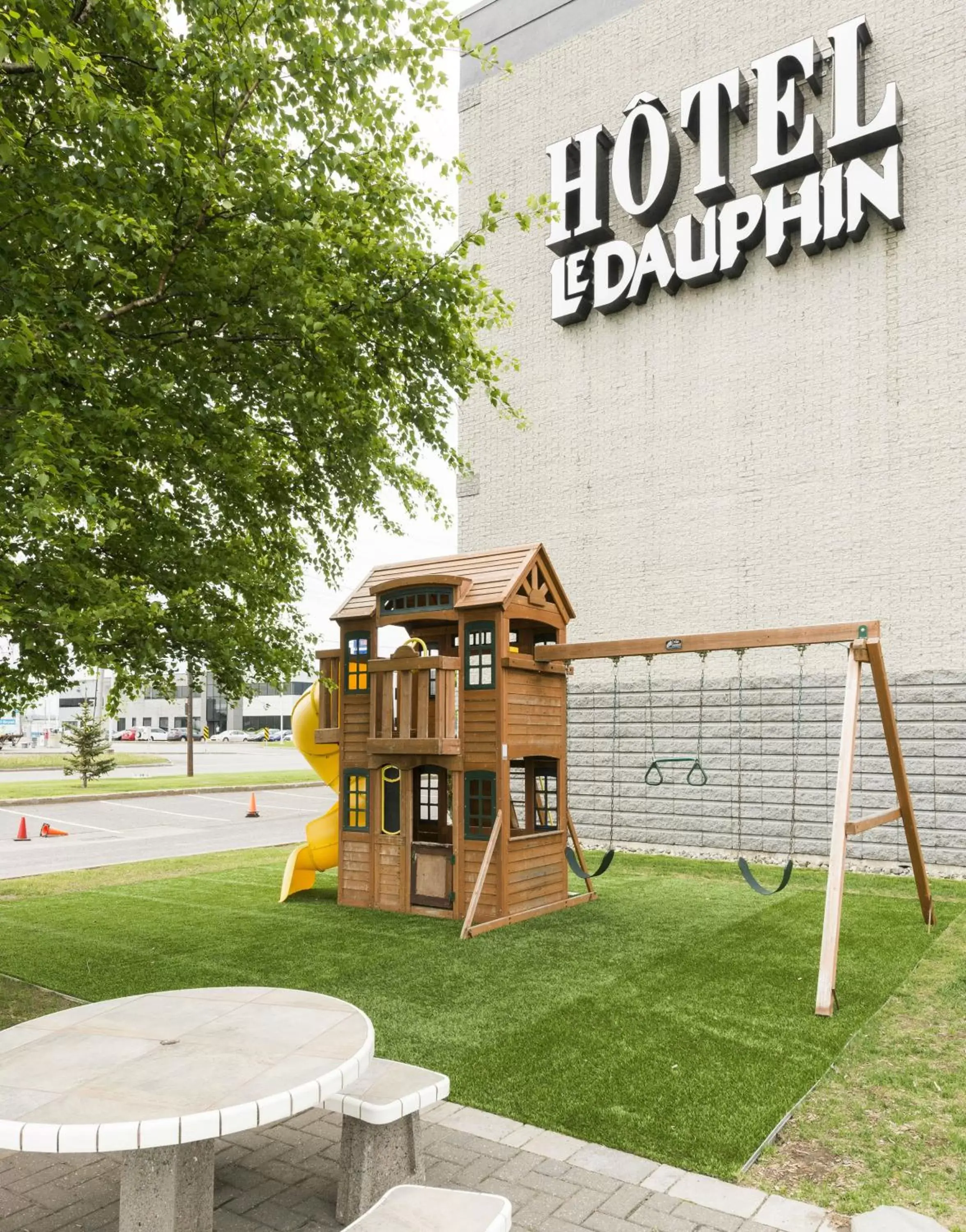 Children play ground in Hôtel & Suites Le Dauphin Québec