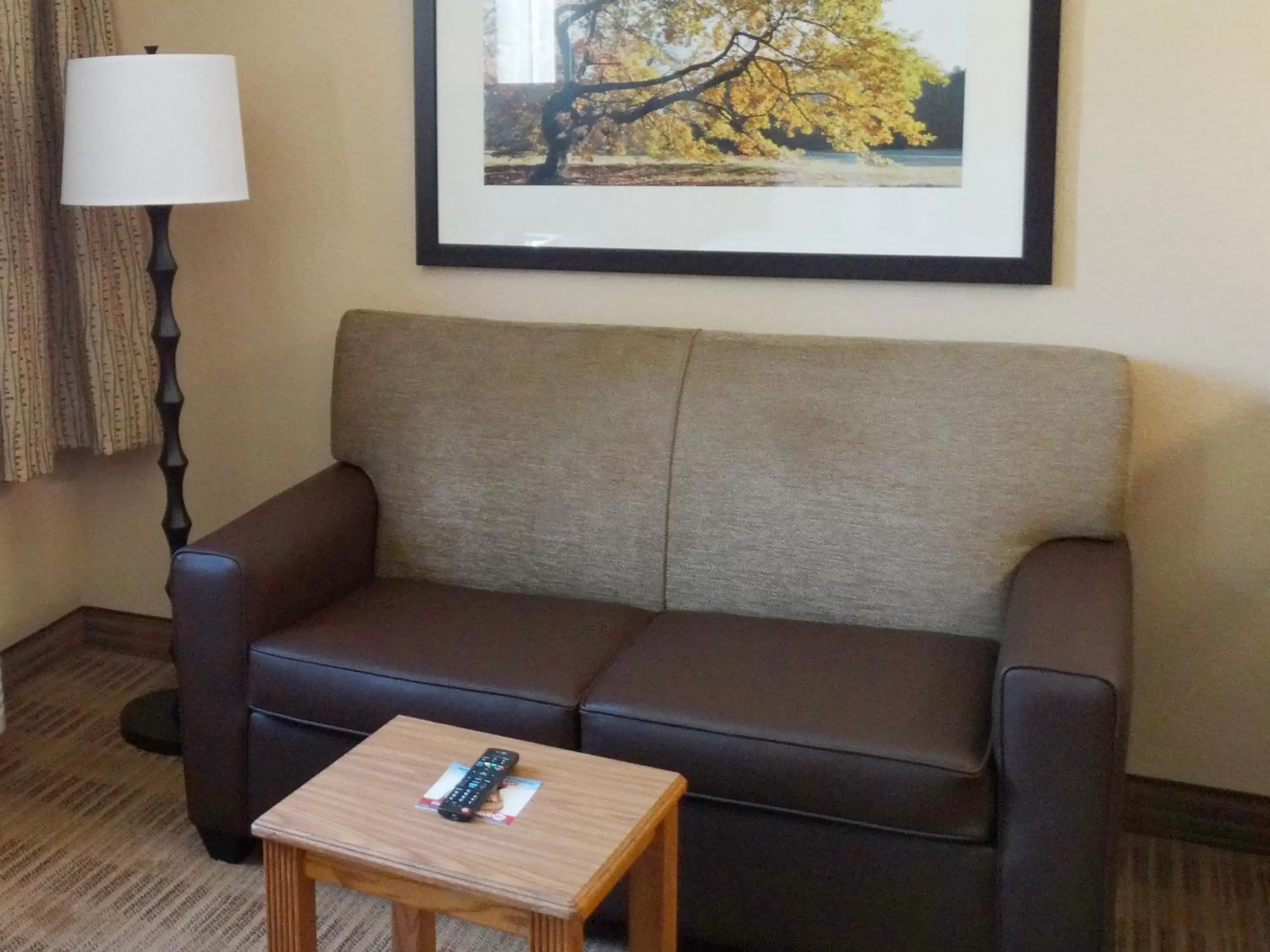 Living room, Seating Area in Extended Stay America Suites - Bakersfield - Chester Lane