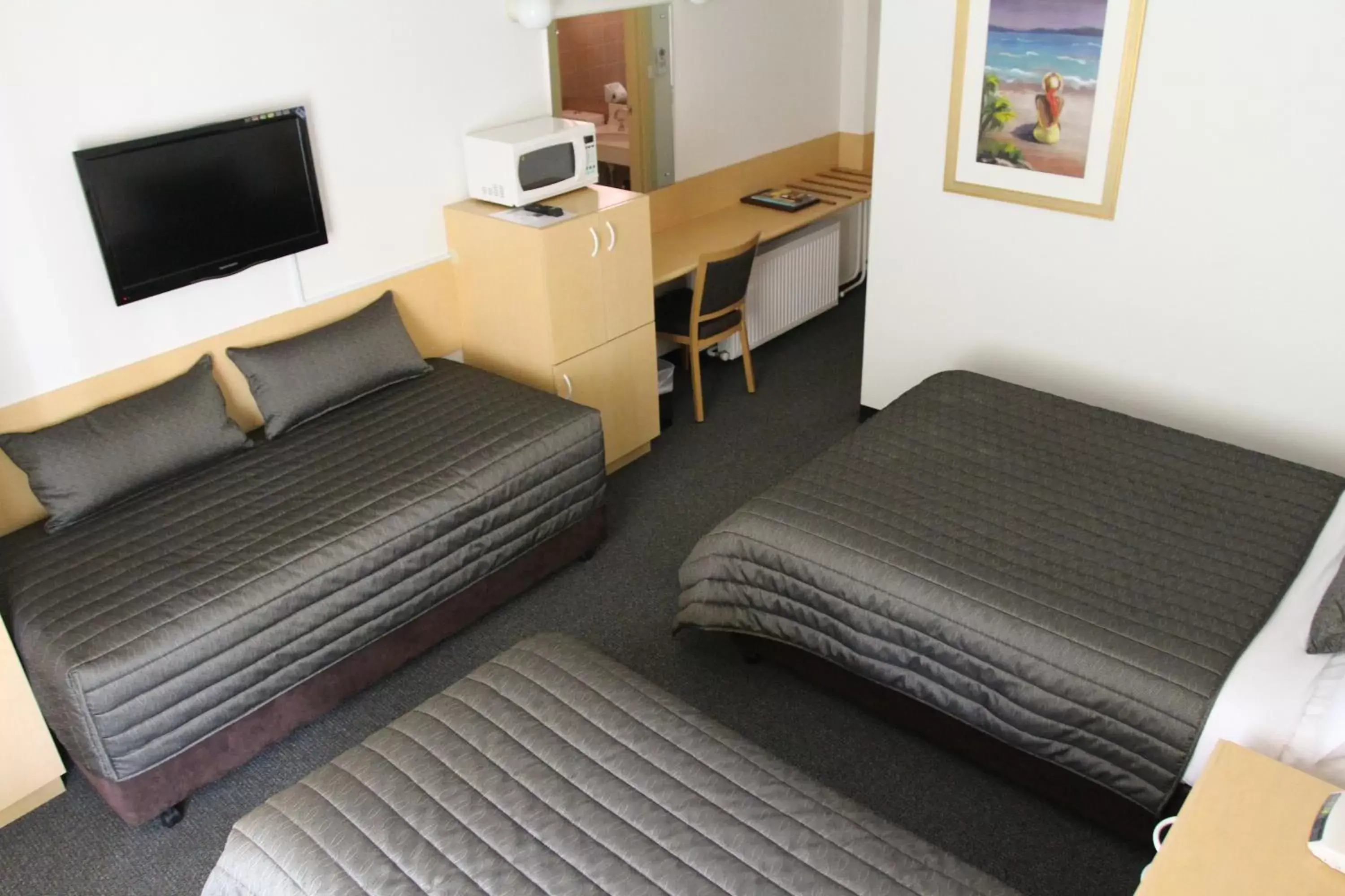 Bed in Mid City Motor Inn Queanbeyan