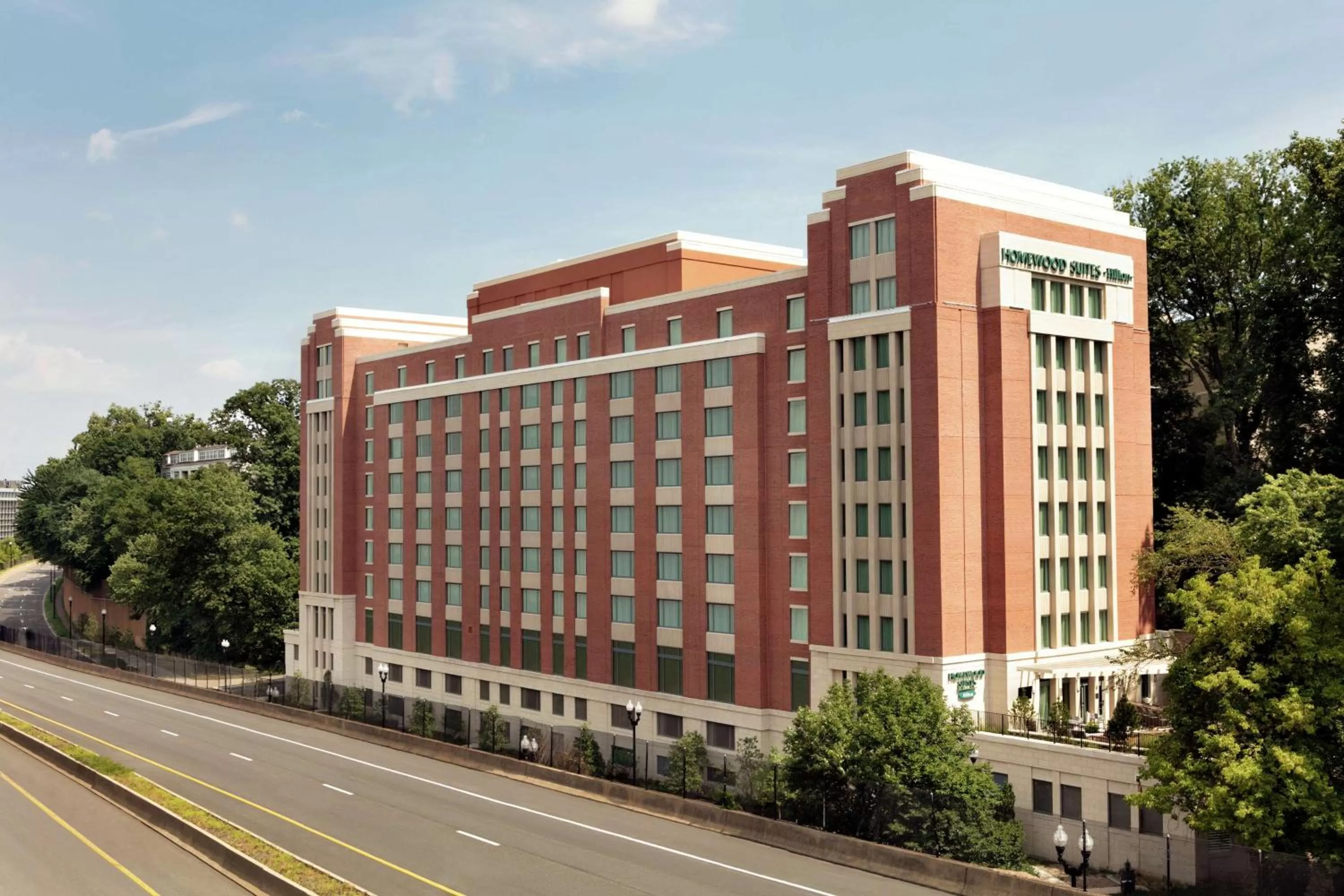 Property building in Homewood Suites By Hilton Arlington Rosslyn Key Bridge