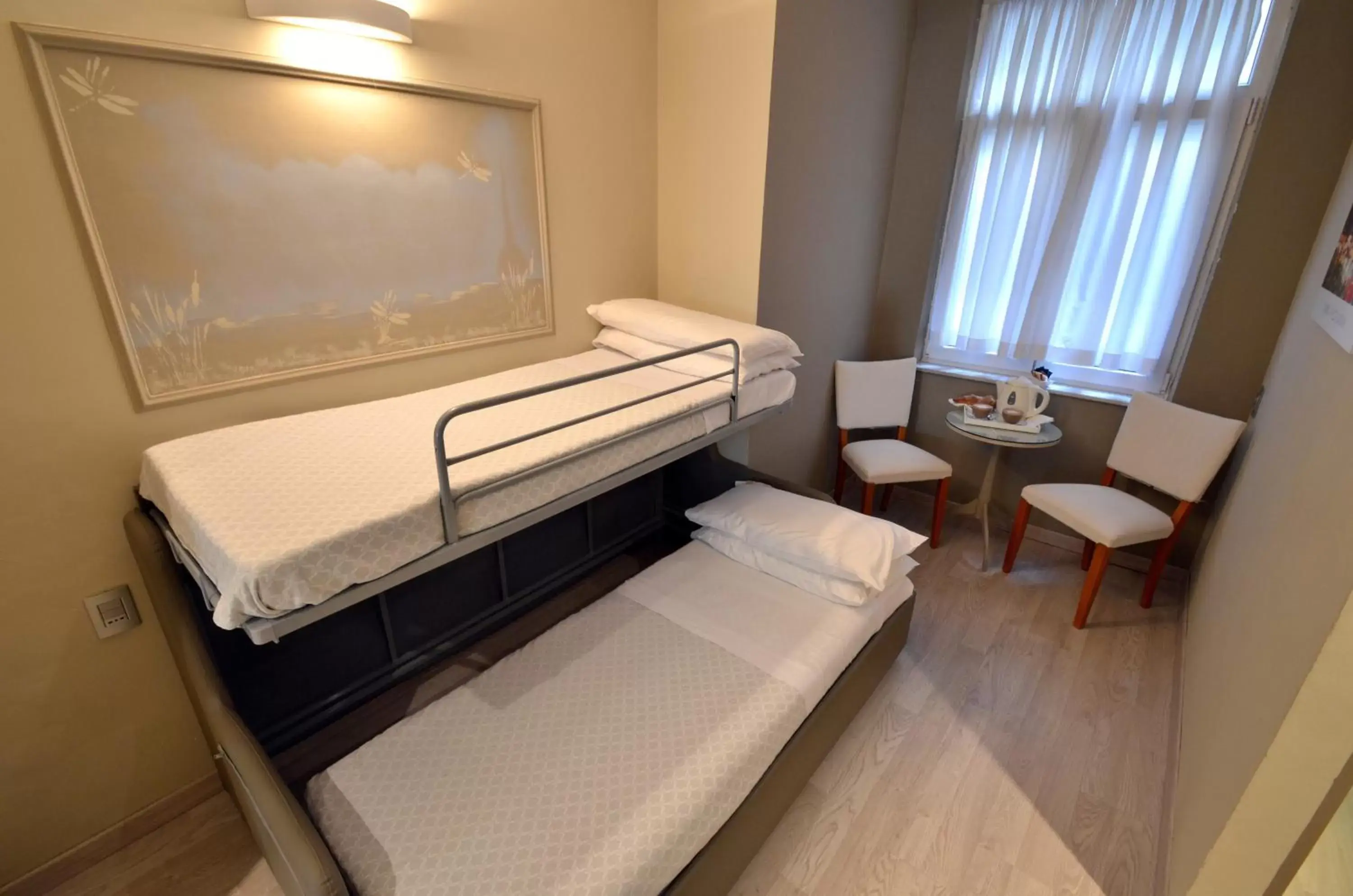 Bed, TV/Entertainment Center in Best Quality Hotel Gran Mogol