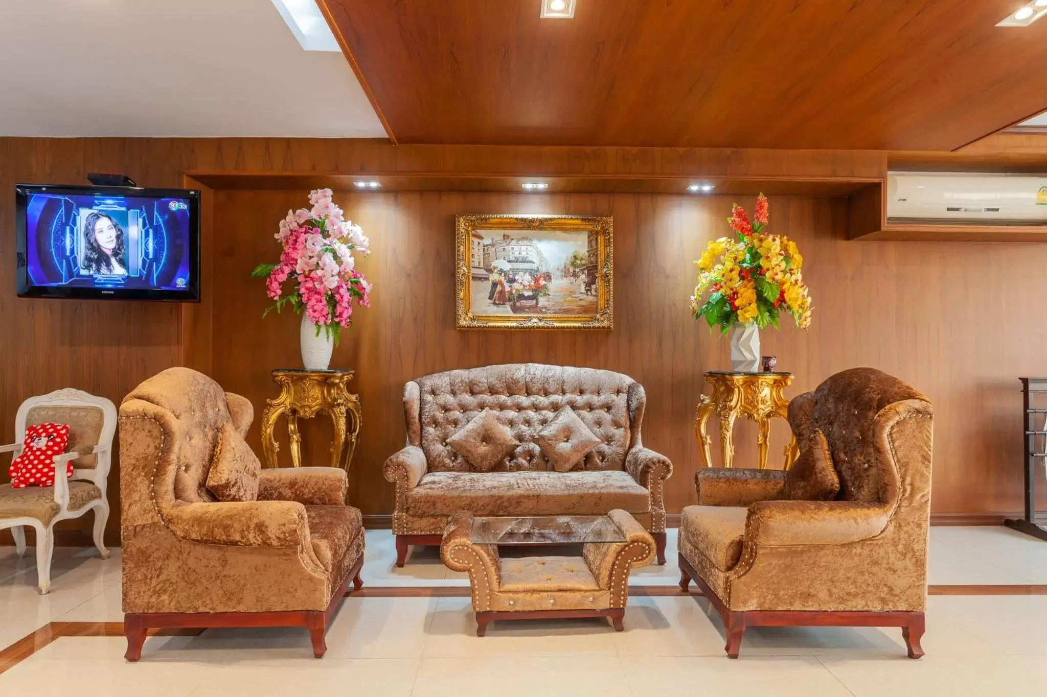 Seating Area in The Airport Greenery Hotel