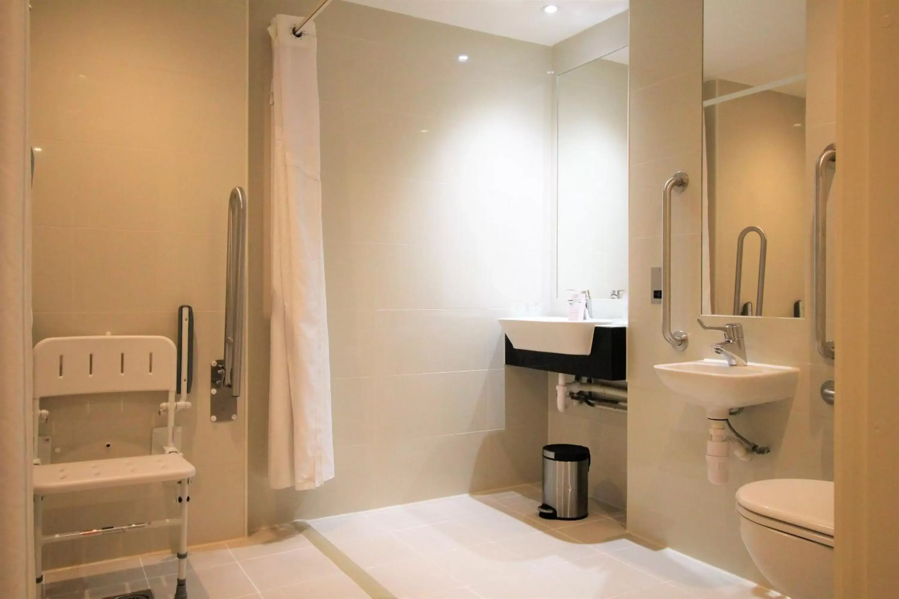 Photo of the whole room, Bathroom in Holiday Inn London Kensington High St., an IHG Hotel