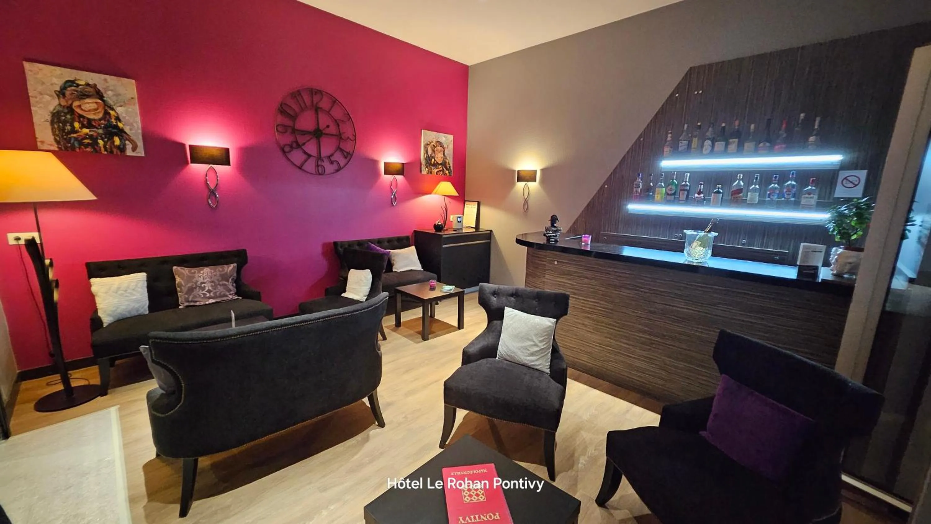 Lounge or bar in Hôtel Le Rohan Charme et Caractère