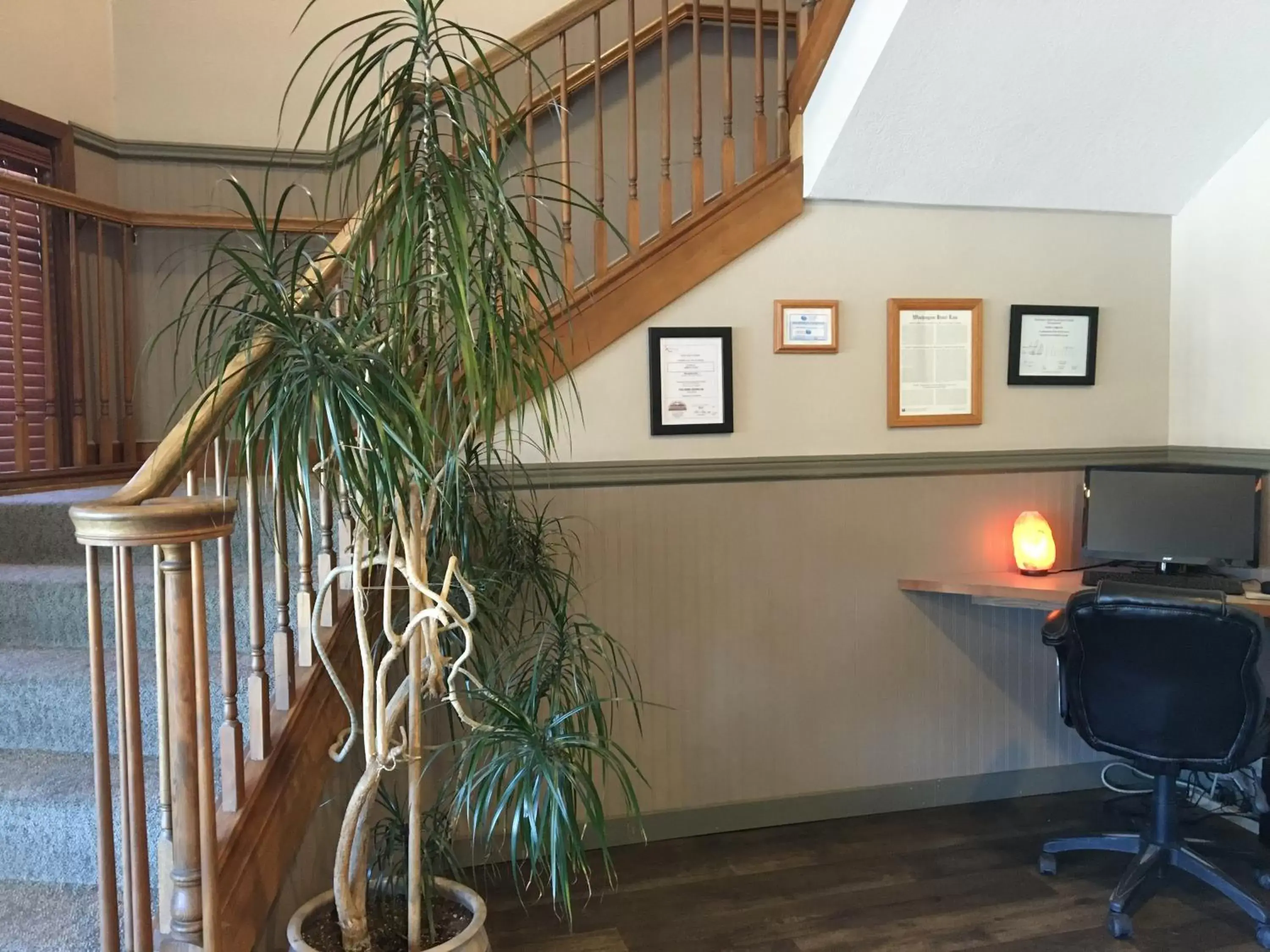 Lobby/Reception in Timber Lodge Inn