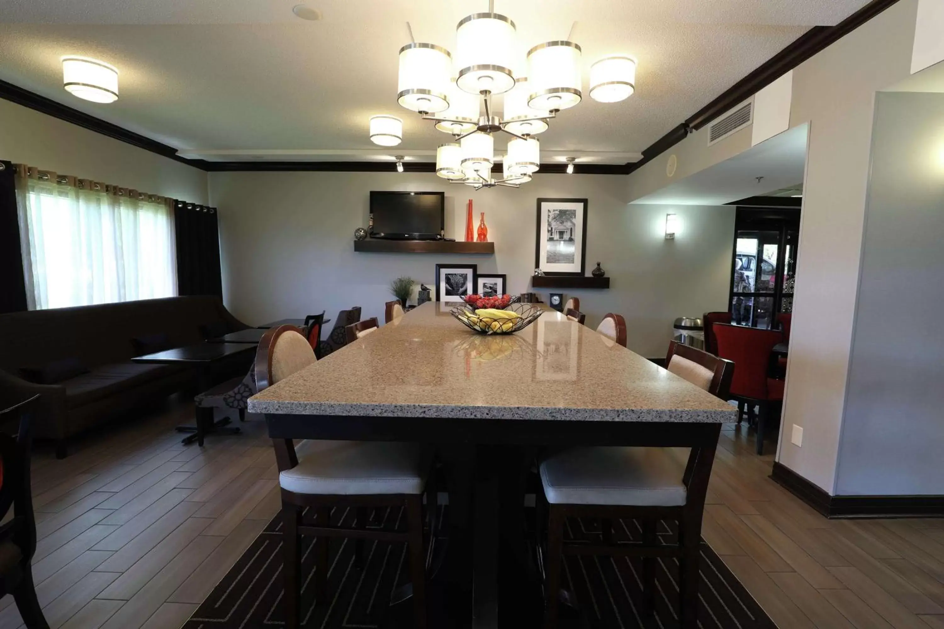 Dining area in Hampton Inn Dyersburg