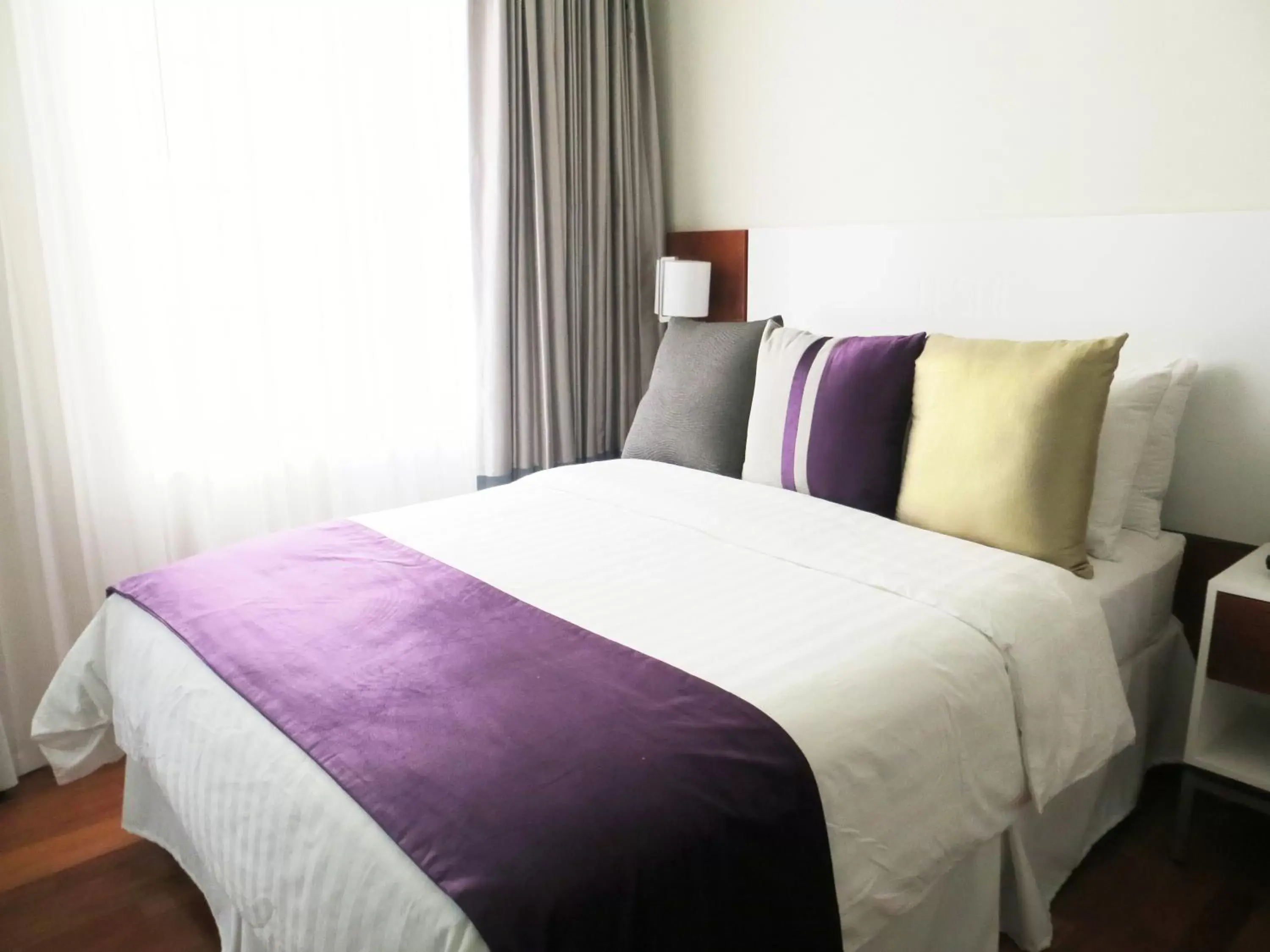 Bed in Leslie Hotel Ocean Drive