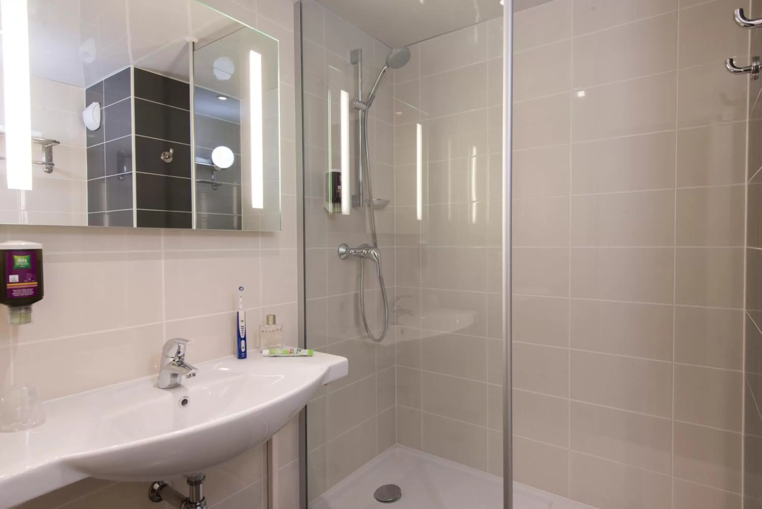 Bathroom in ibis Styles Paris Roissy-CDG