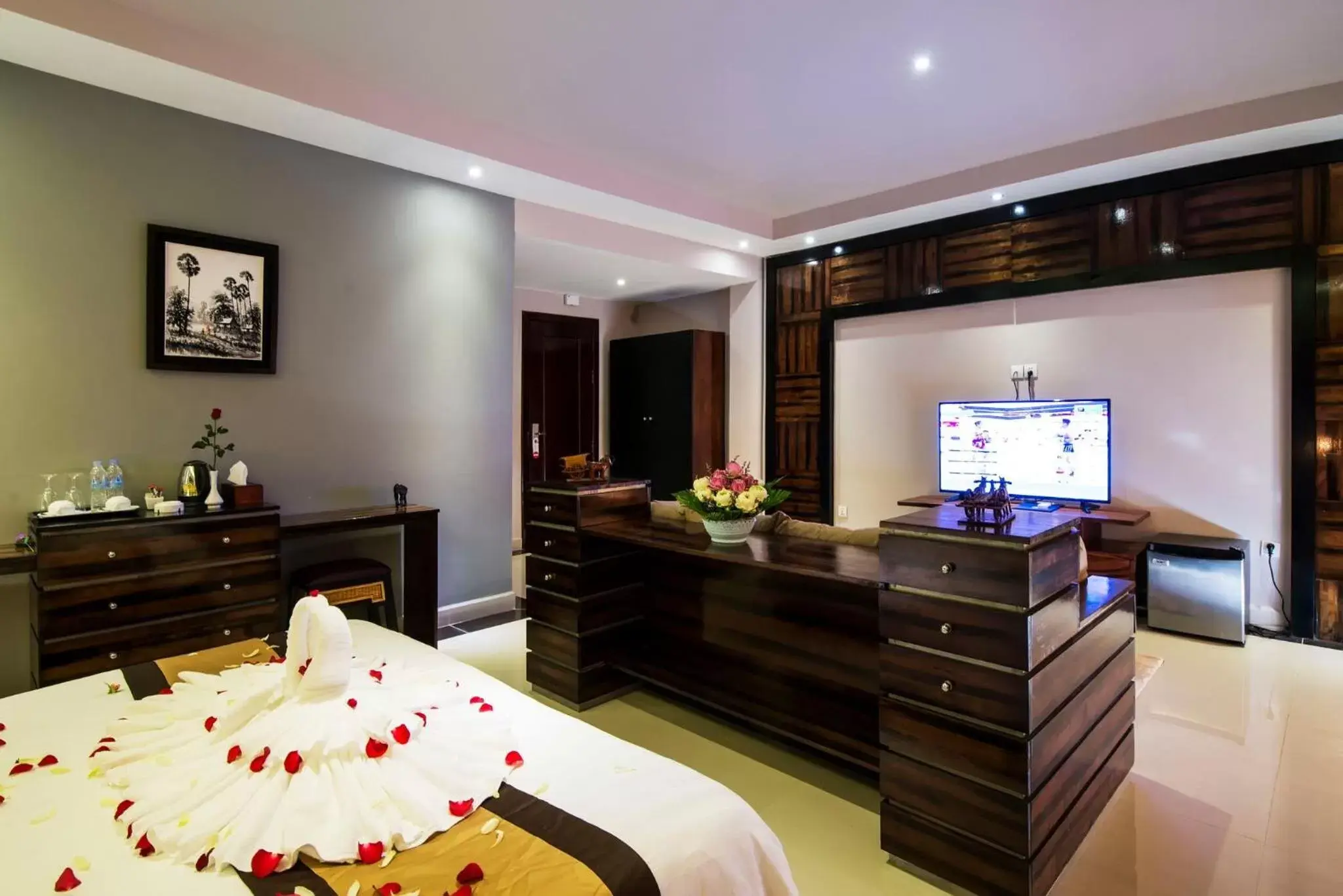 Bedroom, TV/Entertainment Center in Aristocrat Residence & Hotel