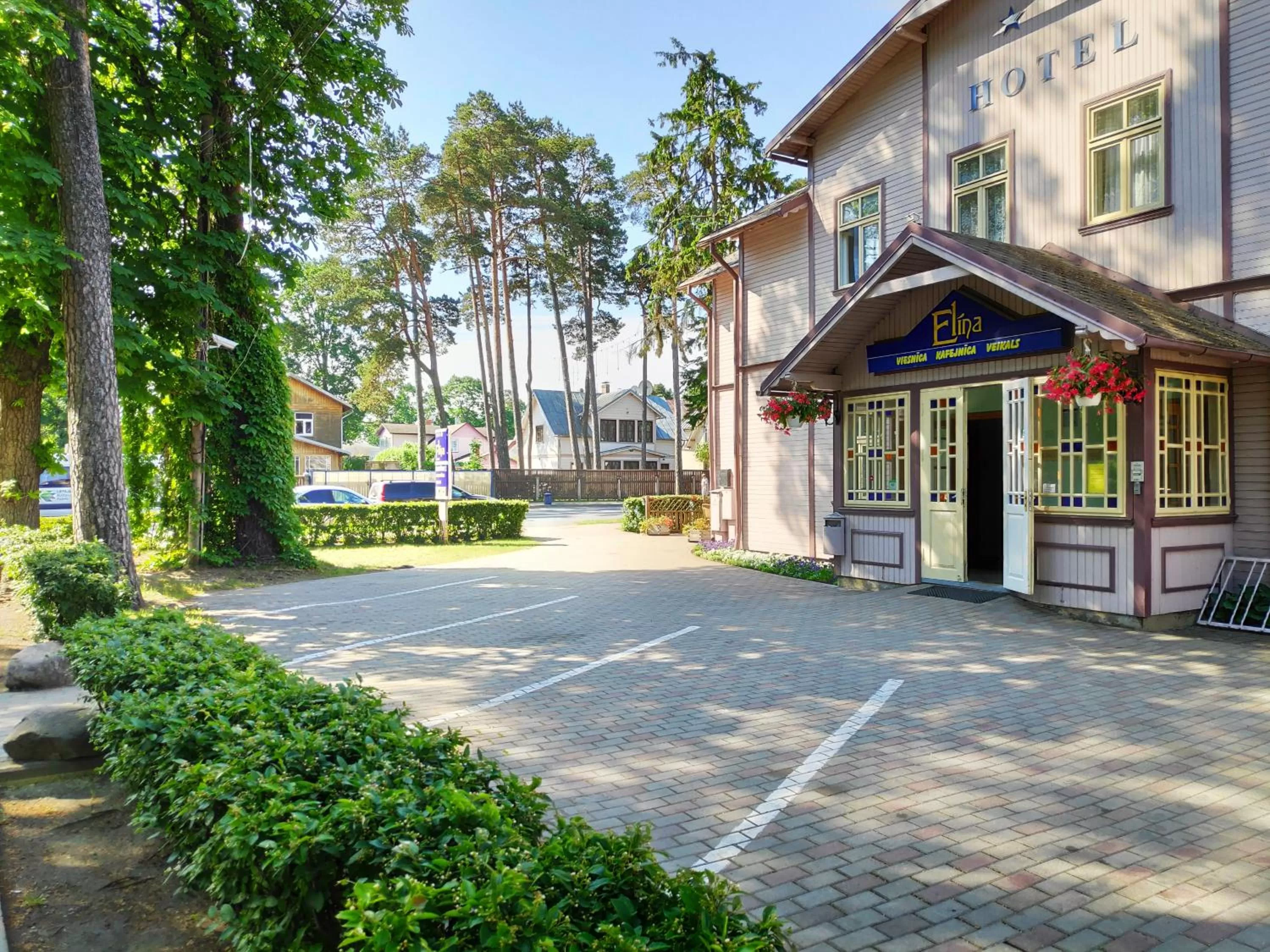 Facade/entrance in Elīna