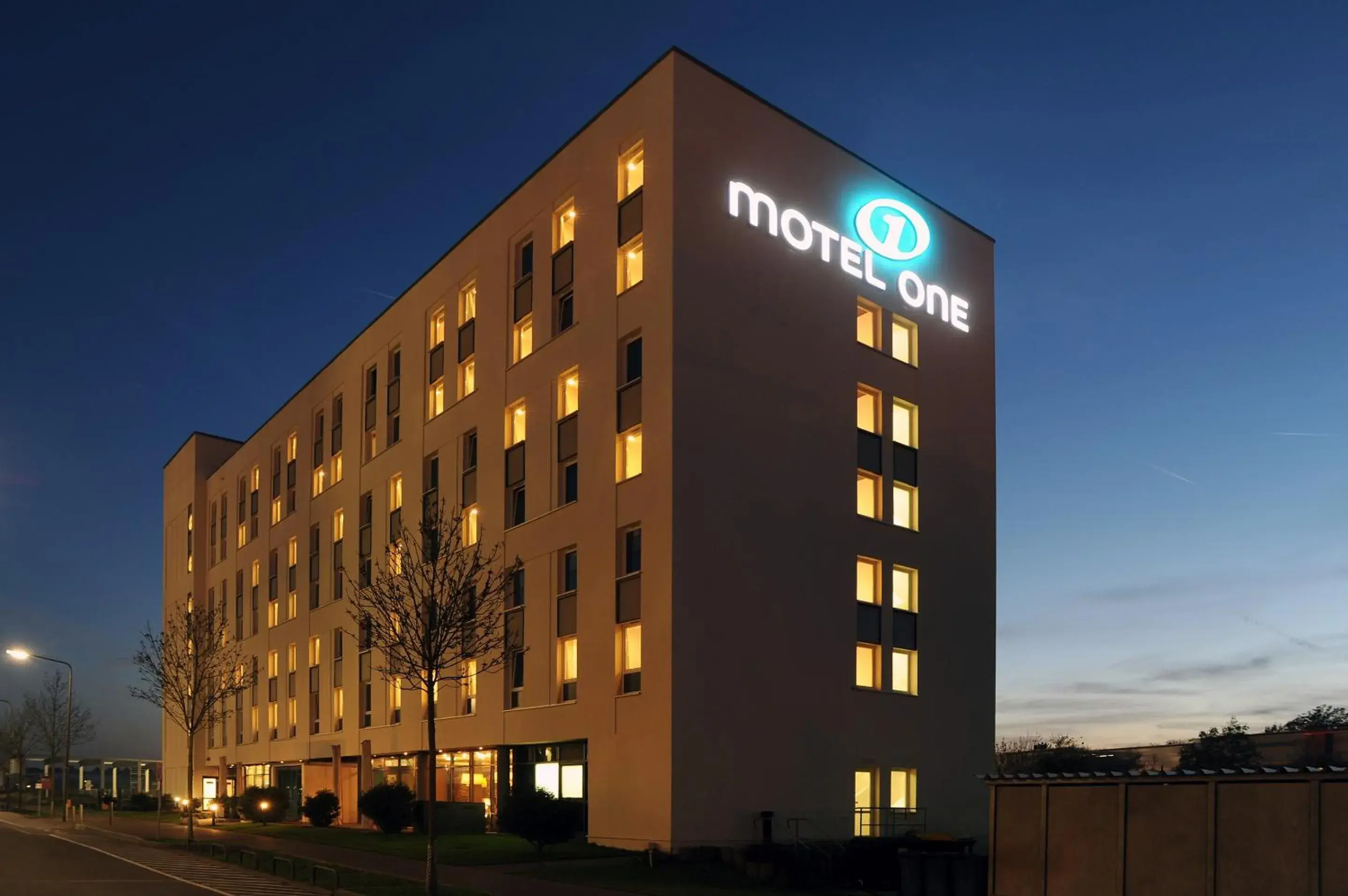 Facade/entrance, Property Building in Motel One Frankfurt Airport