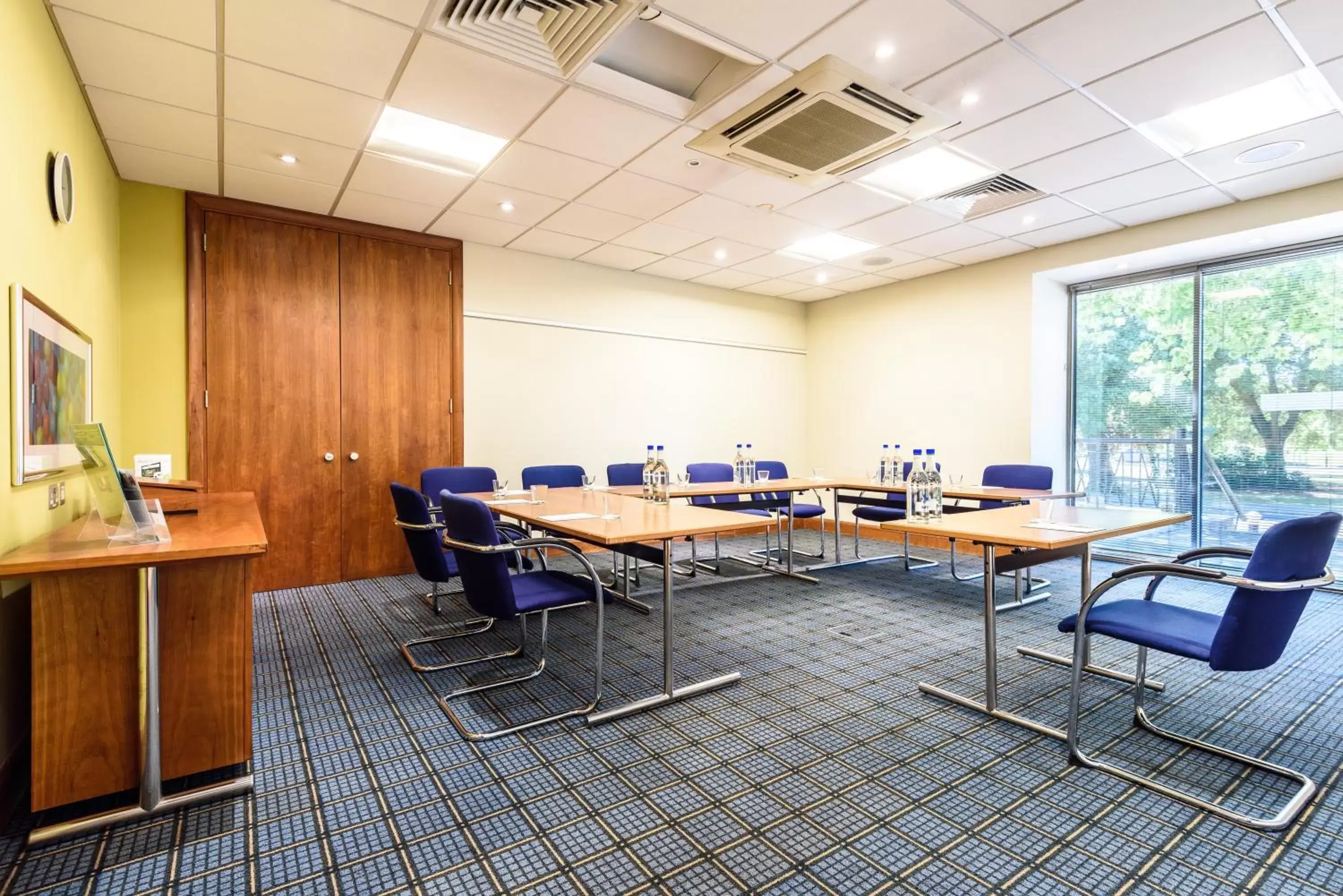 Meeting/conference room in Holiday Inn Portsmouth, an IHG Hotel