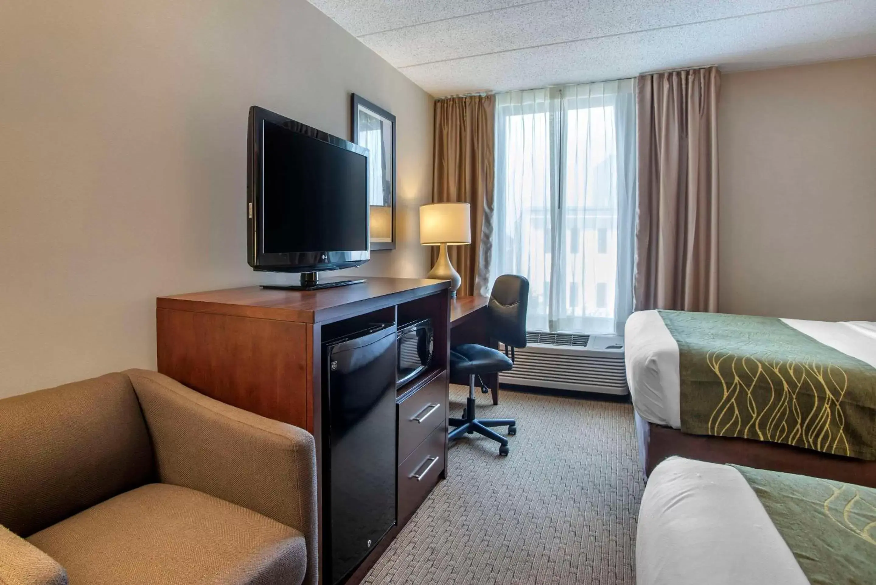 Bedroom, TV/Entertainment Center in Comfort Inn Shady Grove - Gaithersburg - Rockville