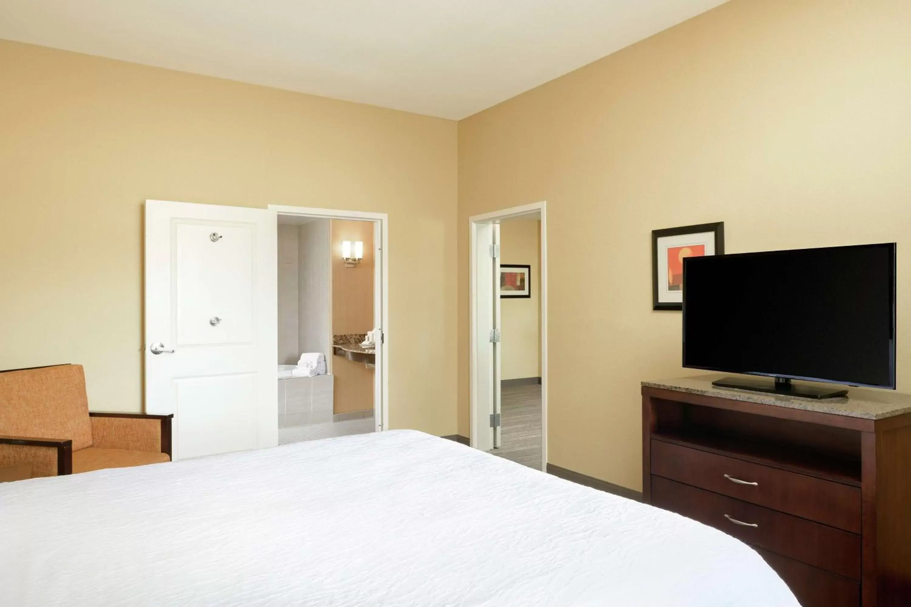 Bedroom, Bed in Hilton Garden Inn Fontana